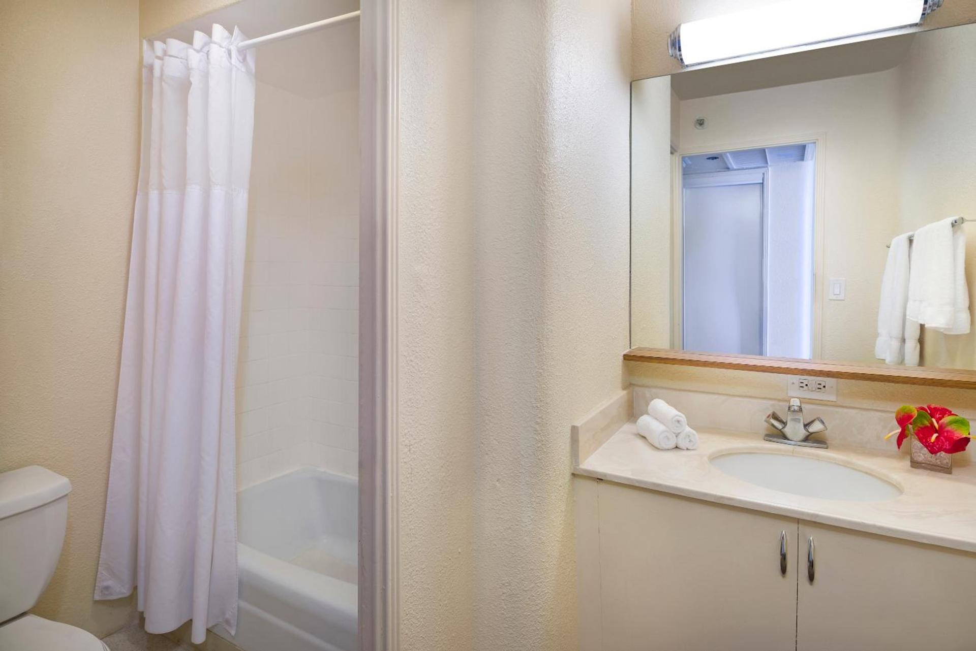 Ohia Waikiki Studio Suites photo 28