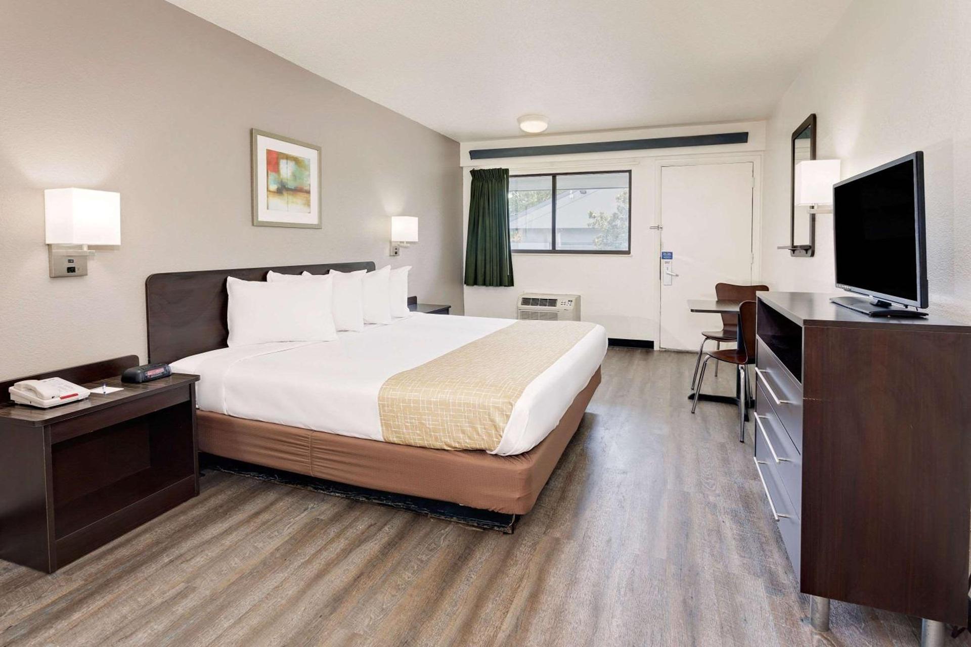 Travelodge by Wyndham College Park photo 21