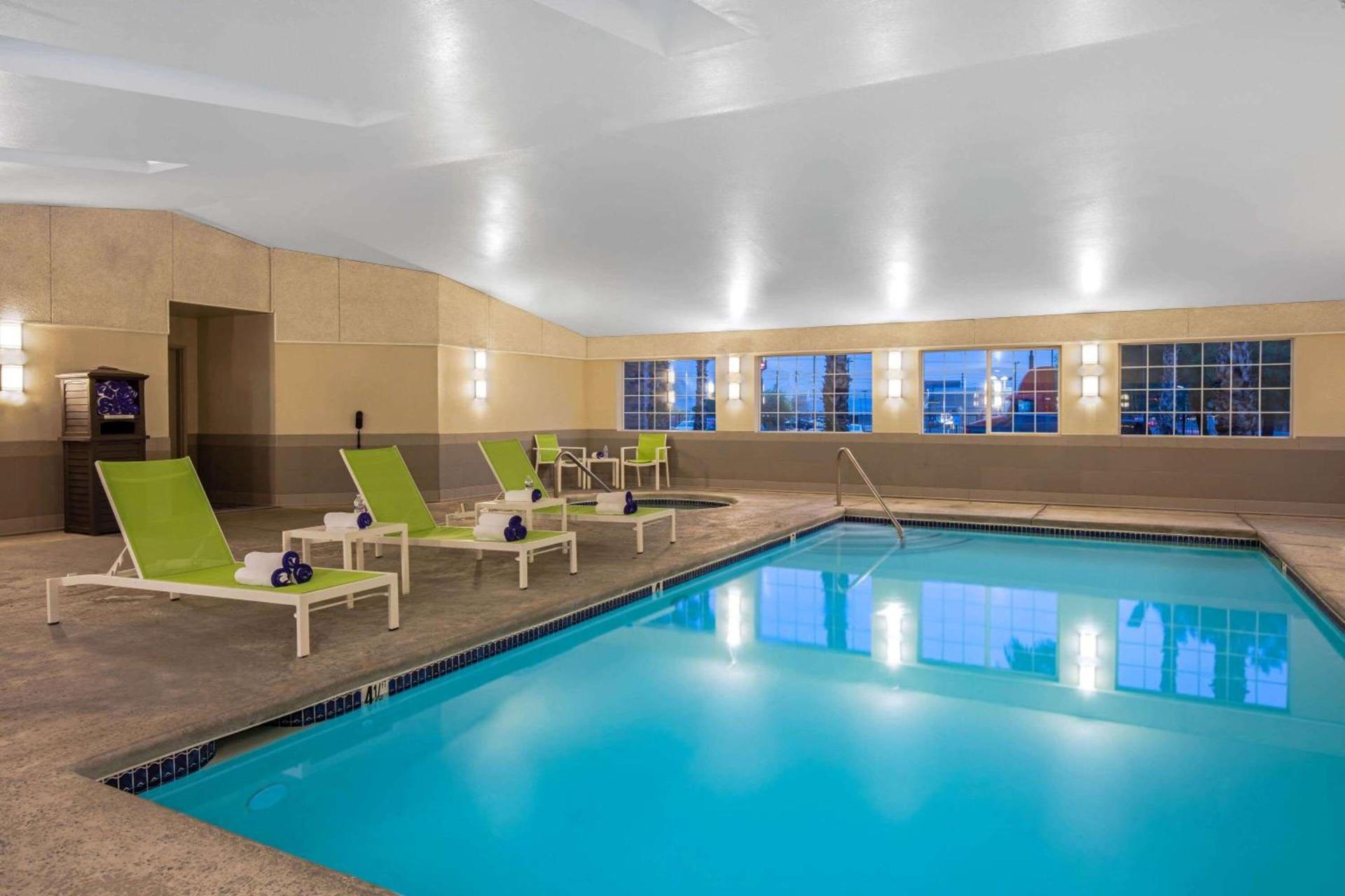 La Quinta Inn & Suites by Wyndham Las Vegas Nellis photo 6