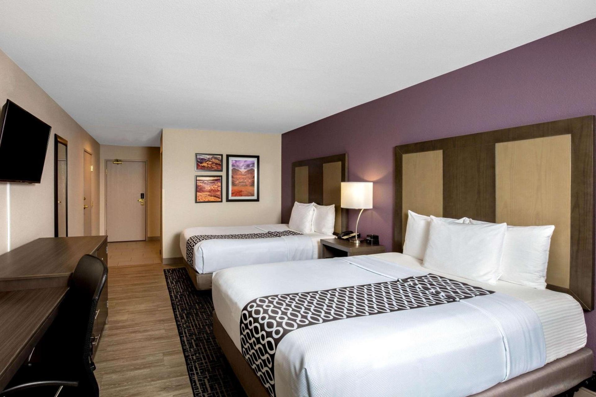 La Quinta Inn & Suites by Wyndham Las Vegas Nellis photo 12