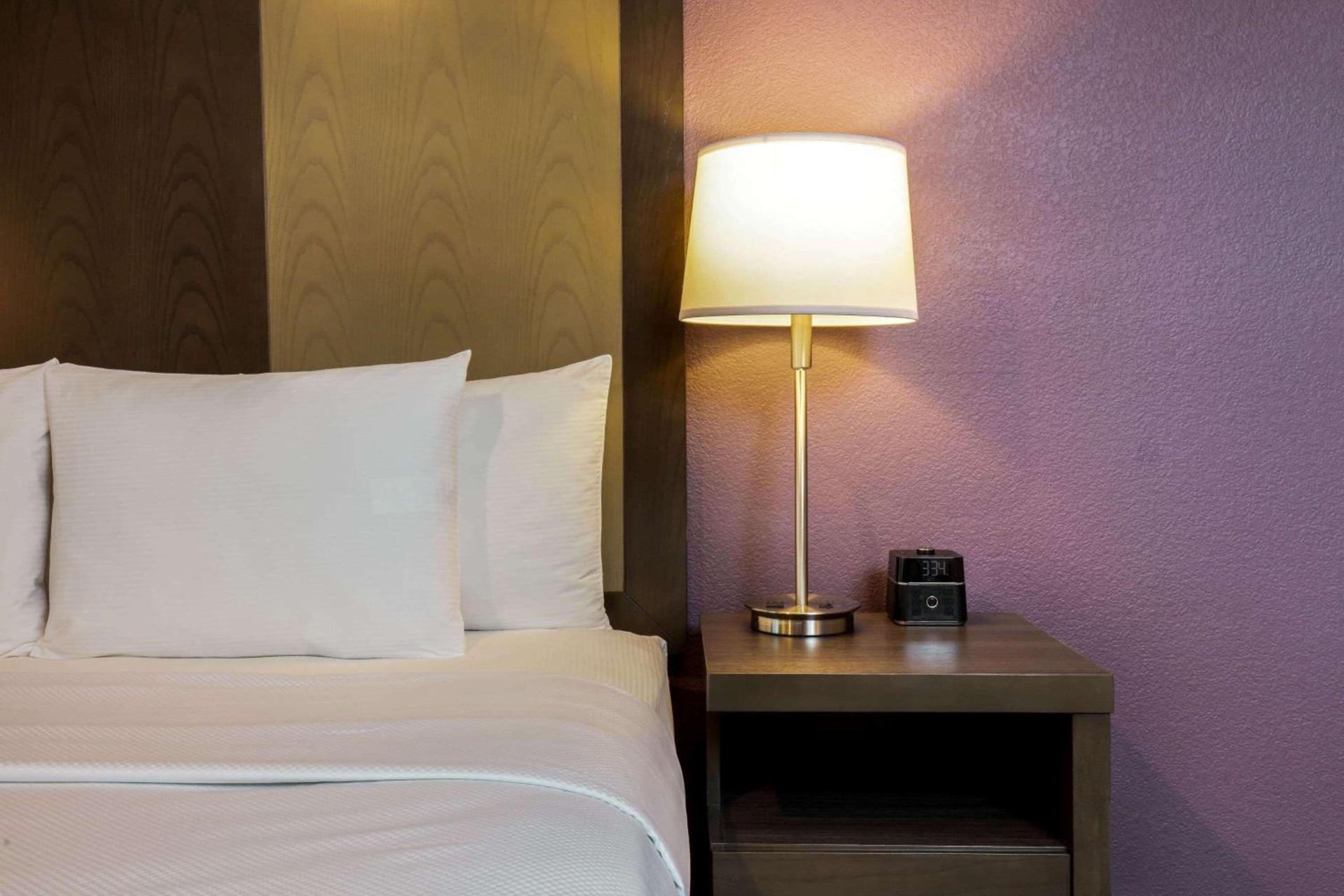 La Quinta Inn & Suites by Wyndham Las Vegas Nellis photo 18