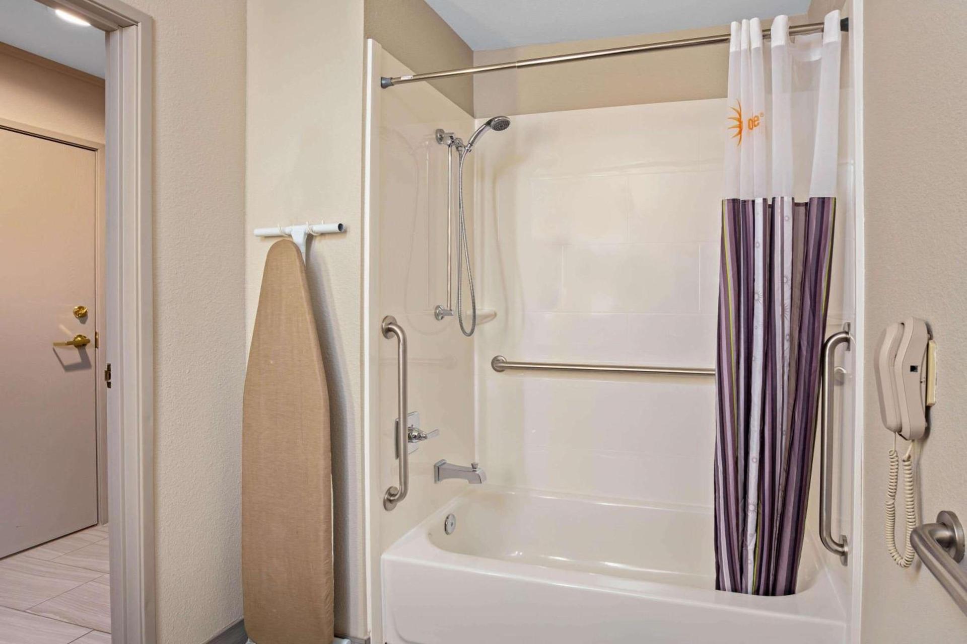 La Quinta Inn & Suites by Wyndham Las Vegas Nellis photo 17