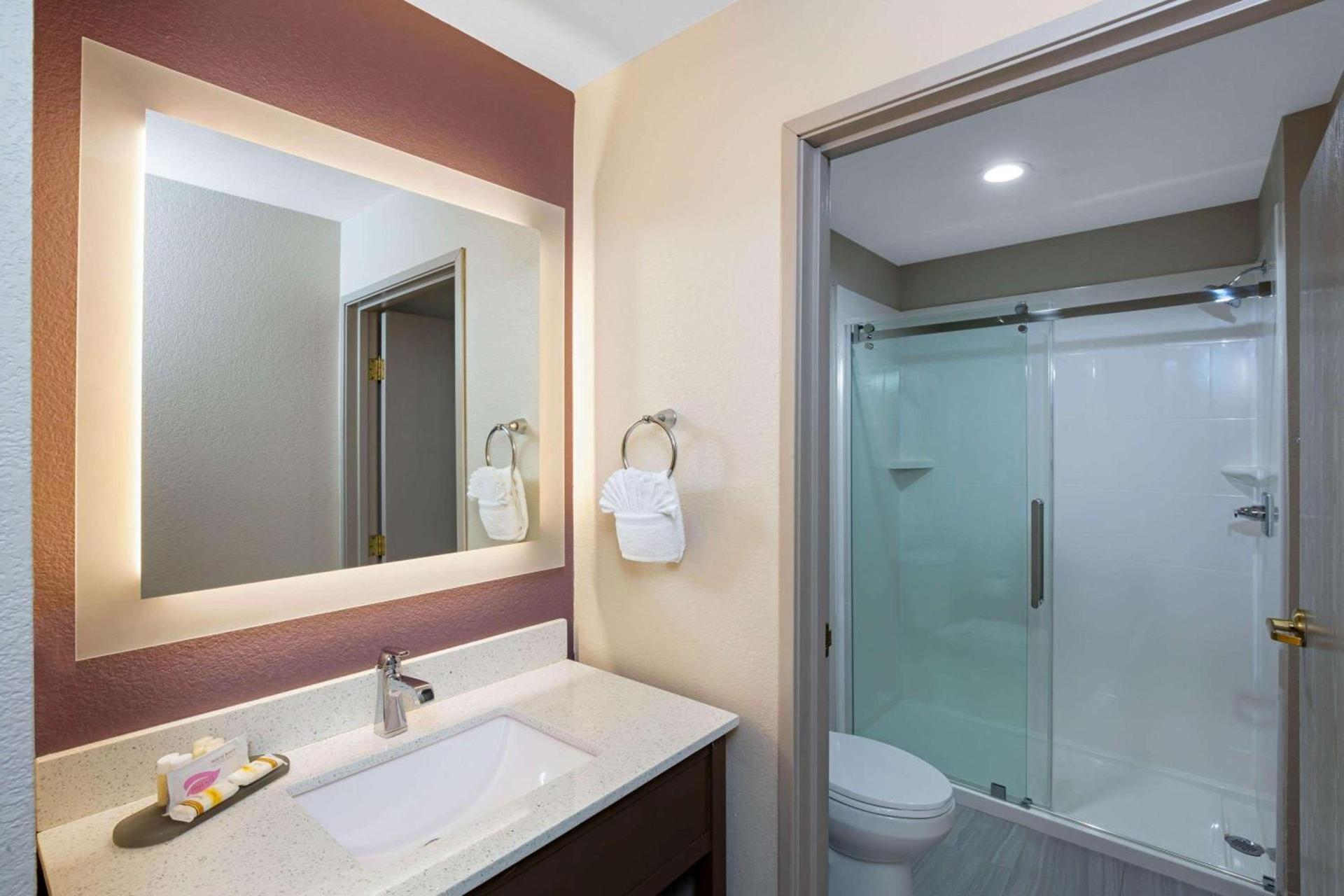 La Quinta Inn & Suites by Wyndham Las Vegas Nellis photo 20