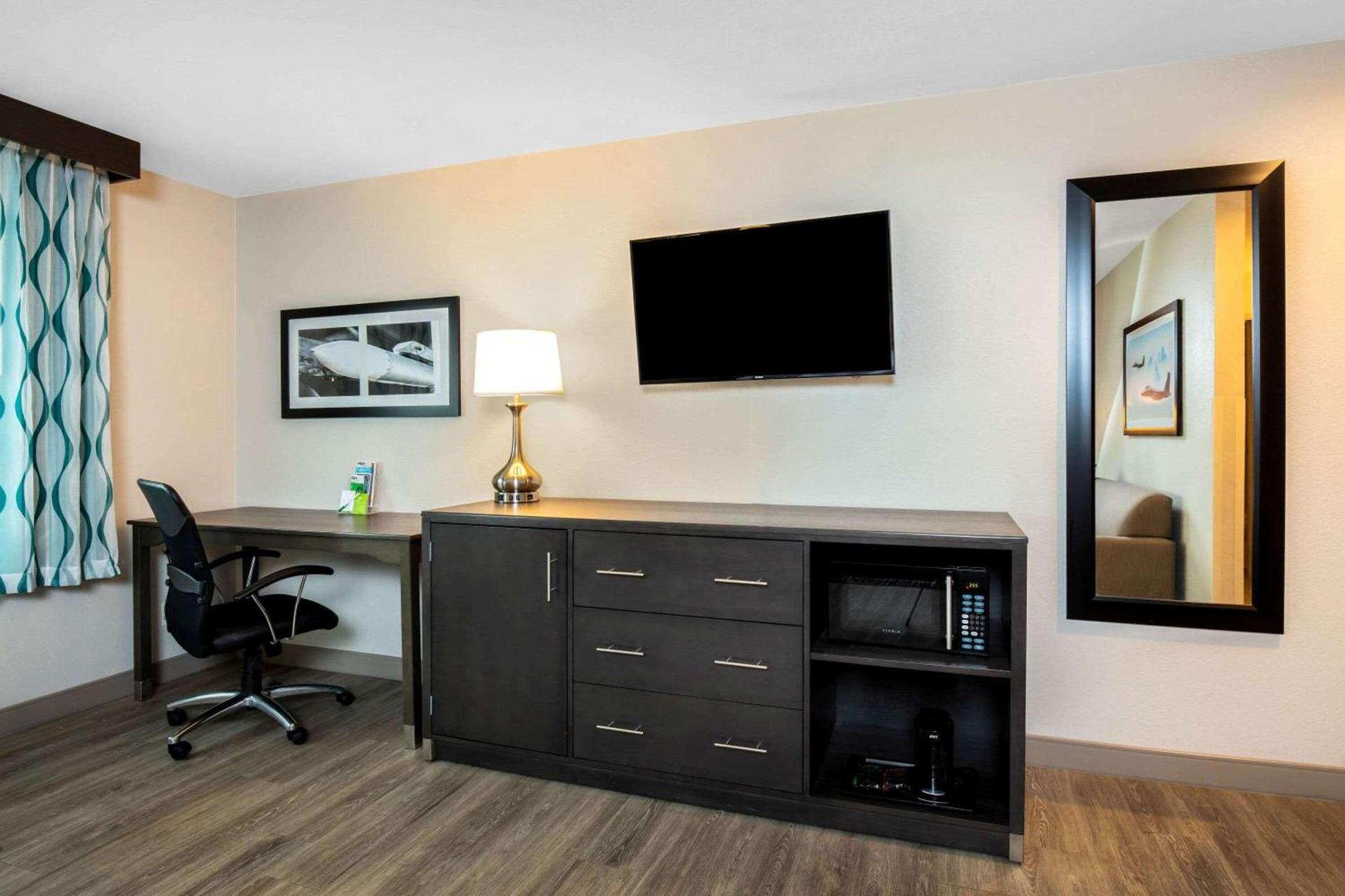 La Quinta Inn & Suites by Wyndham Las Vegas Nellis photo 19