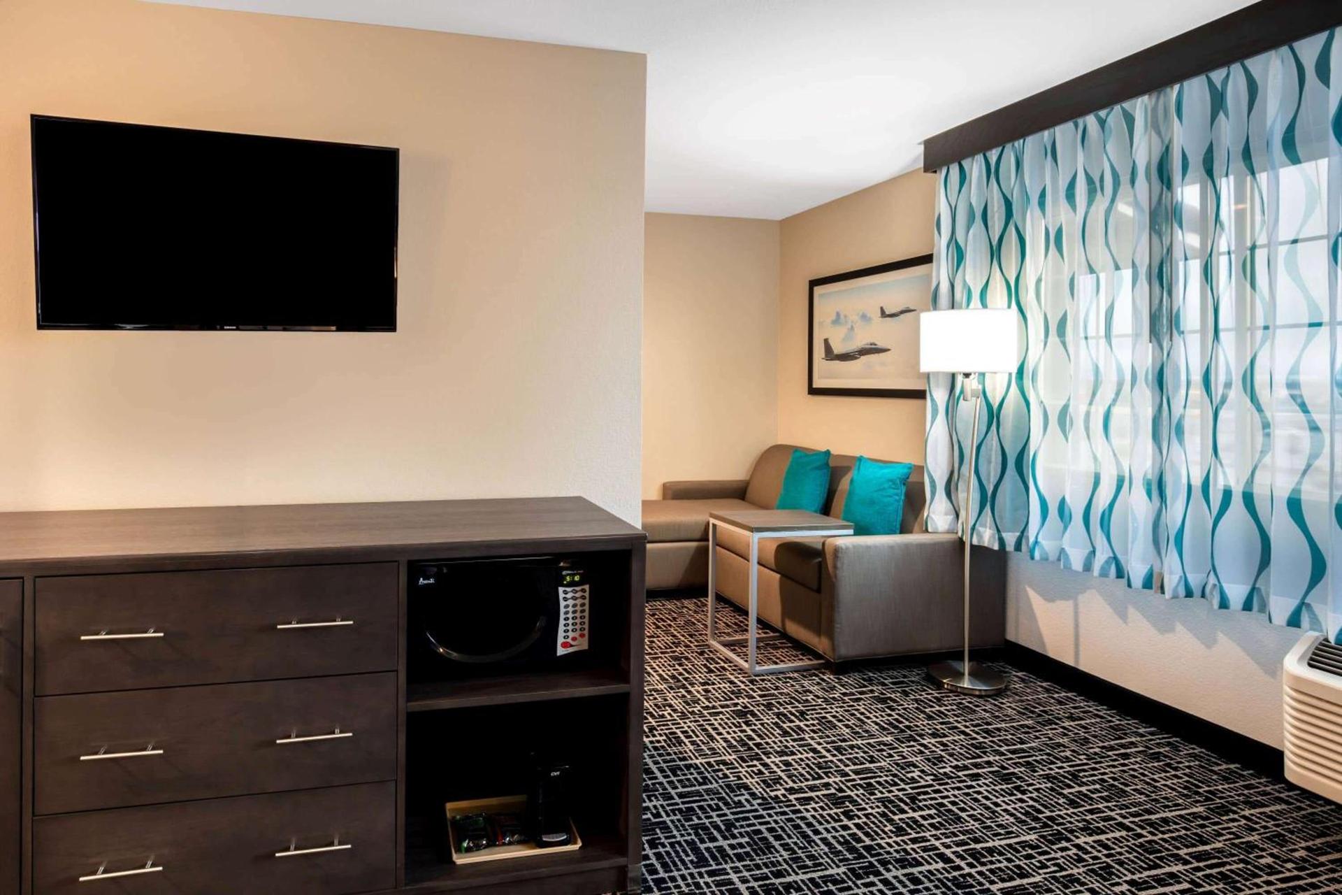 La Quinta Inn & Suites by Wyndham Las Vegas Nellis photo 26