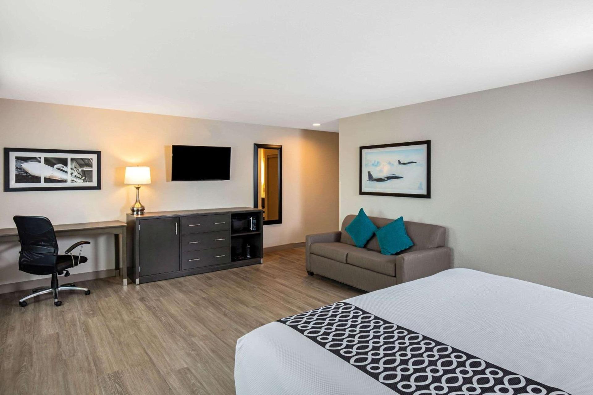 La Quinta Inn & Suites by Wyndham Las Vegas Nellis photo 24