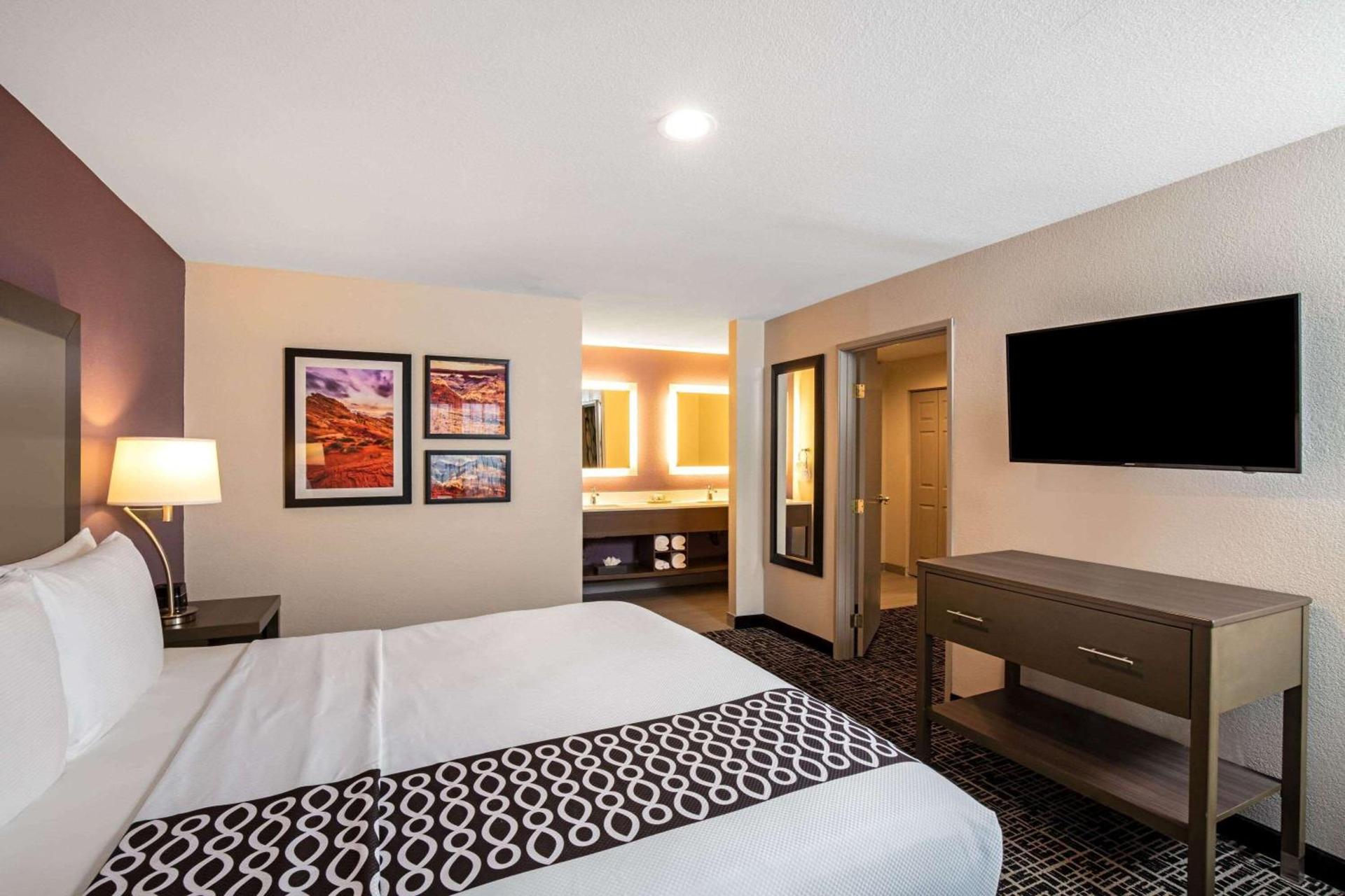 La Quinta Inn & Suites by Wyndham Las Vegas Nellis photo 28