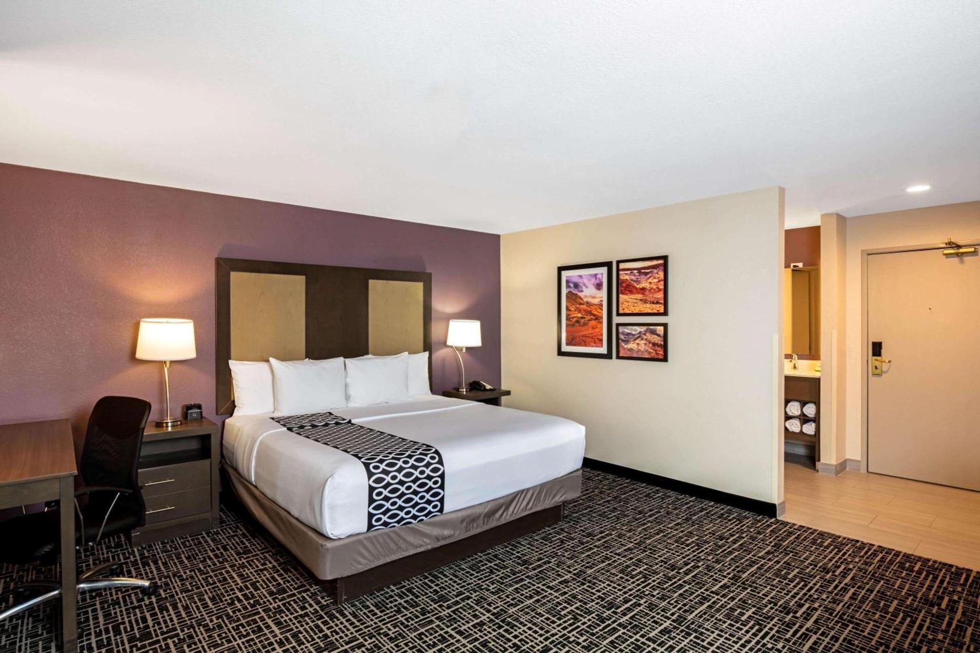 La Quinta Inn & Suites by Wyndham Las Vegas Nellis photo 25