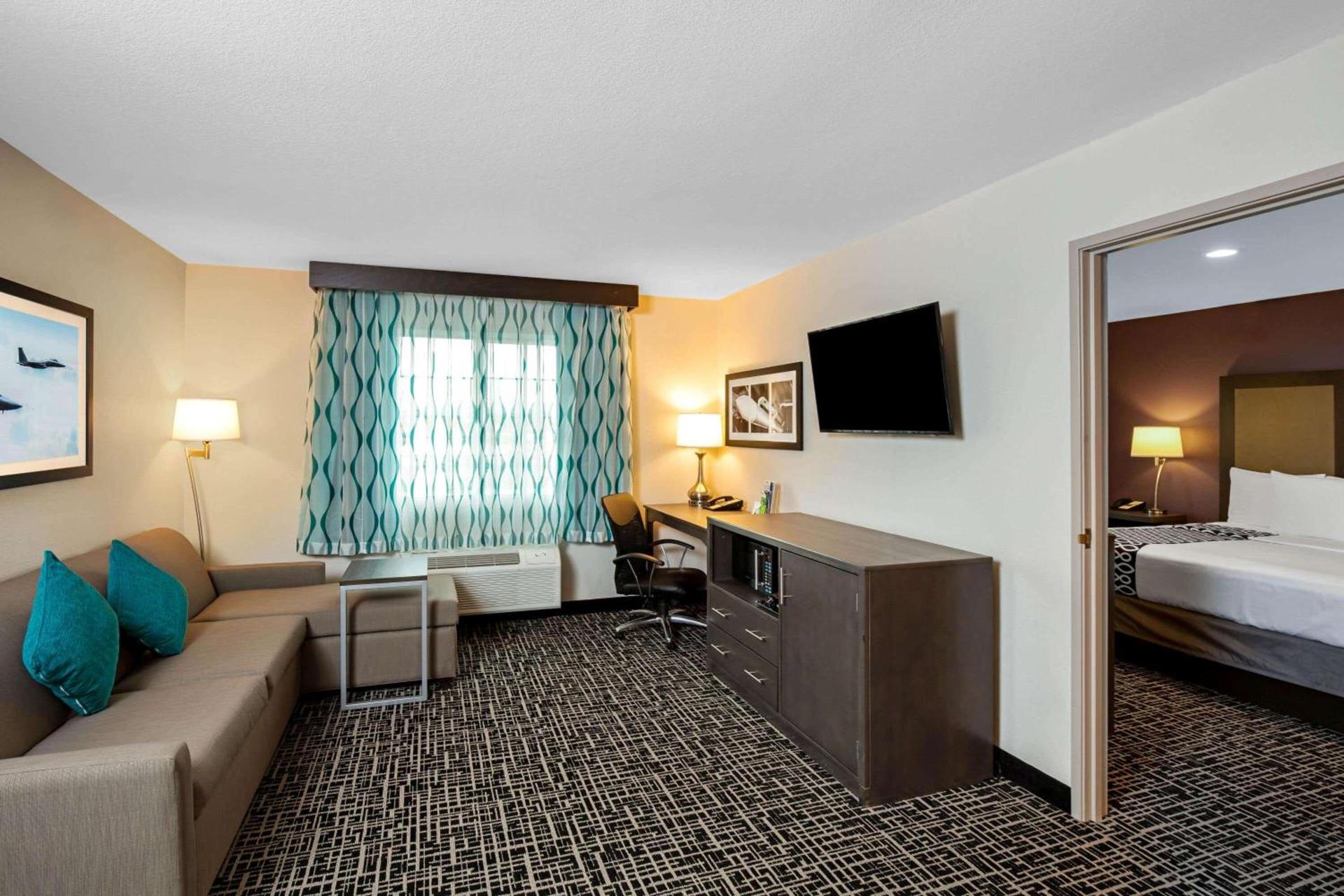 La Quinta Inn & Suites by Wyndham Las Vegas Nellis photo 27