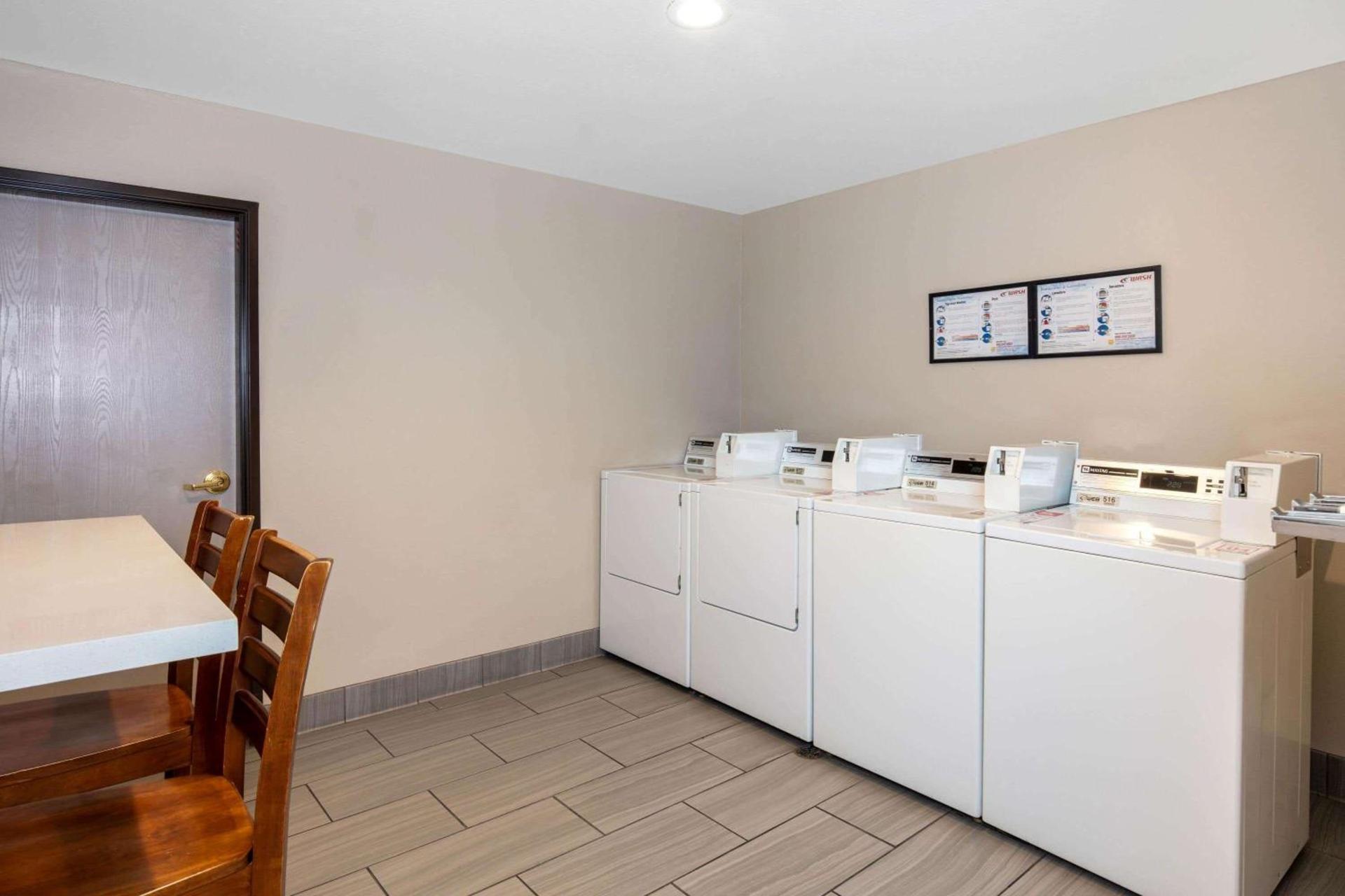 La Quinta Inn & Suites by Wyndham Las Vegas Nellis photo 30