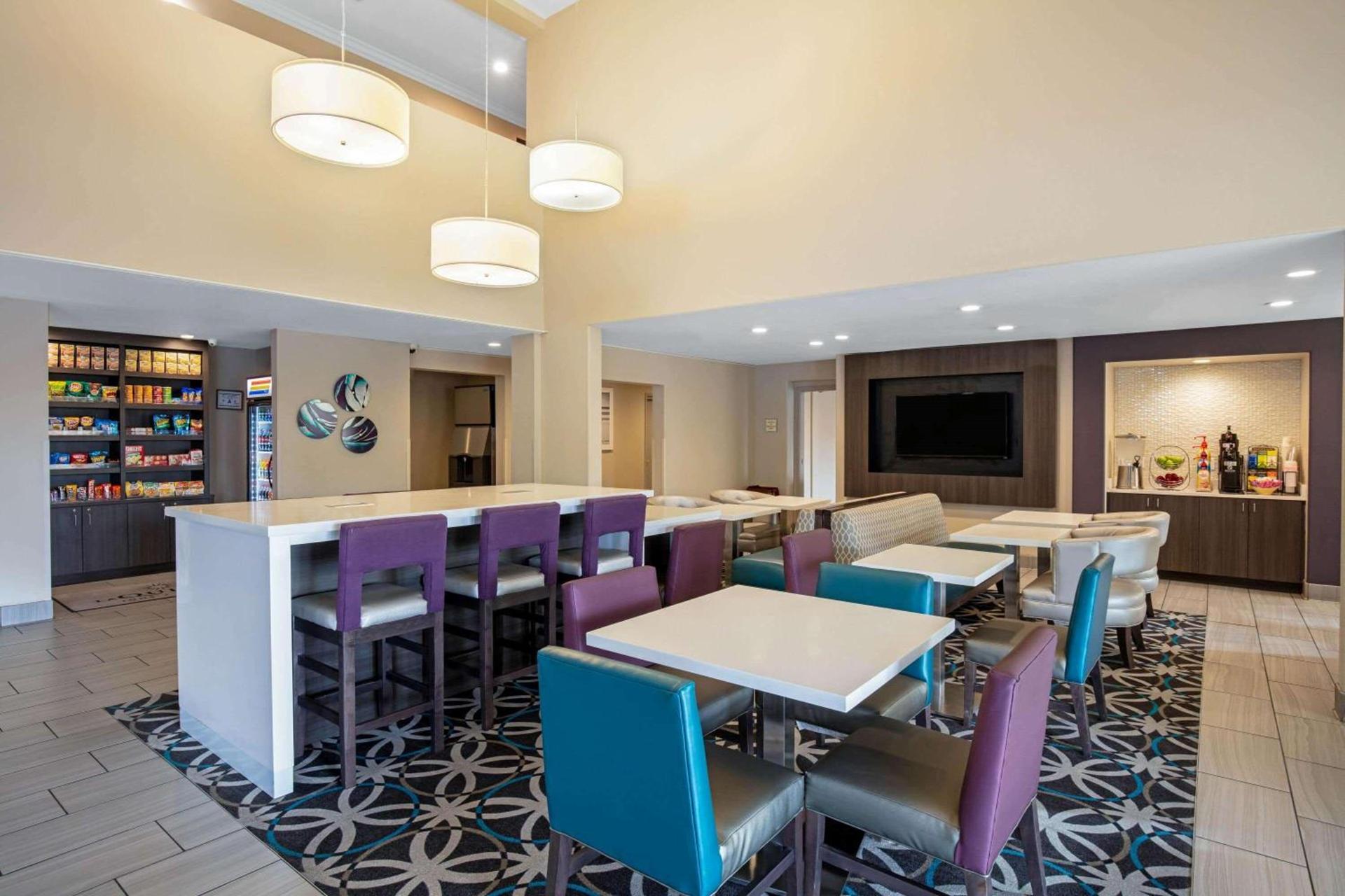 La Quinta Inn & Suites by Wyndham Las Vegas Nellis photo 31