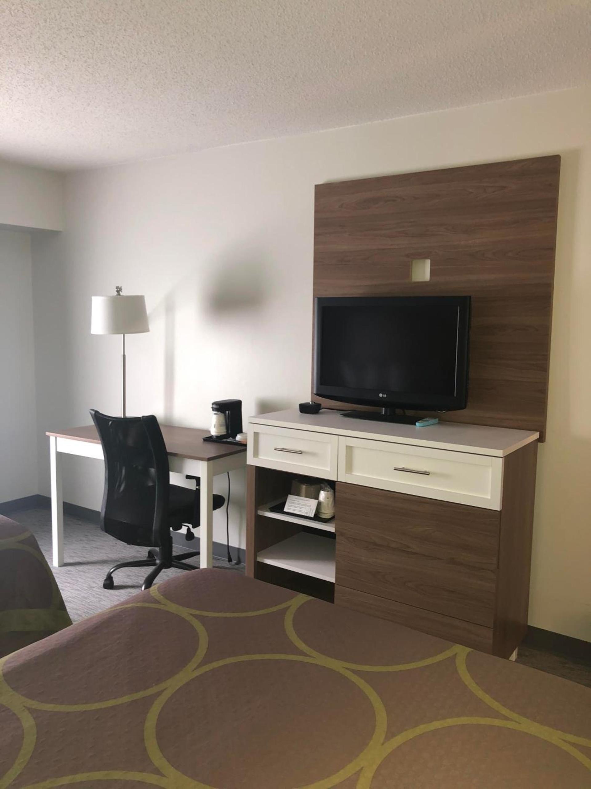 Super 8 by Wyndham Manchester Airport photo 8