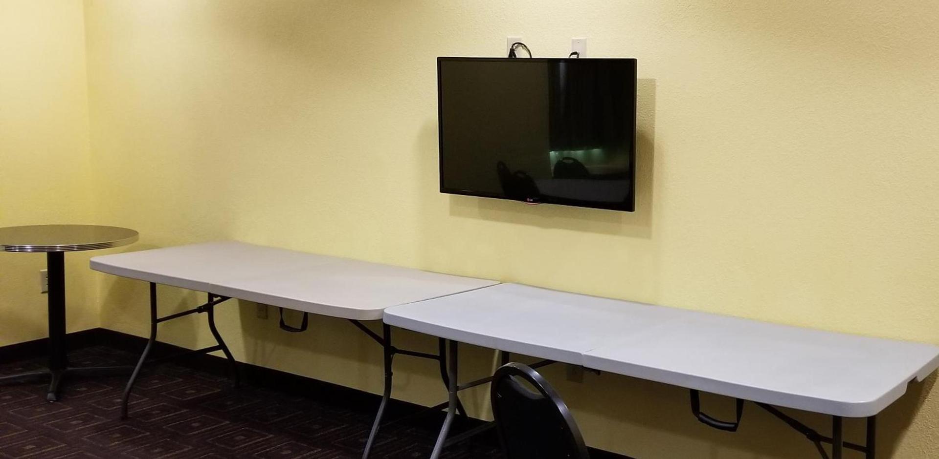 Microtel Inn & Suites by Wyndham Delphos photo 35