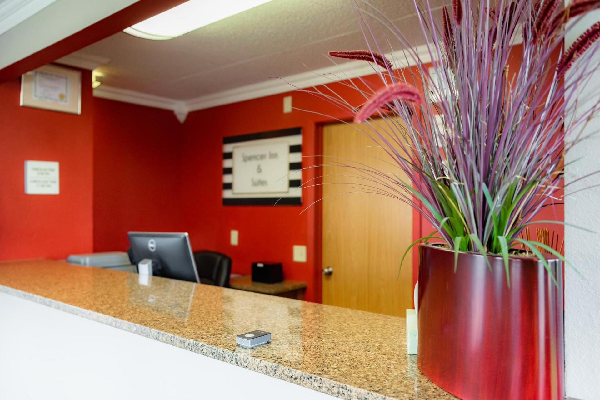 Spencer Inn & Suites photo 10