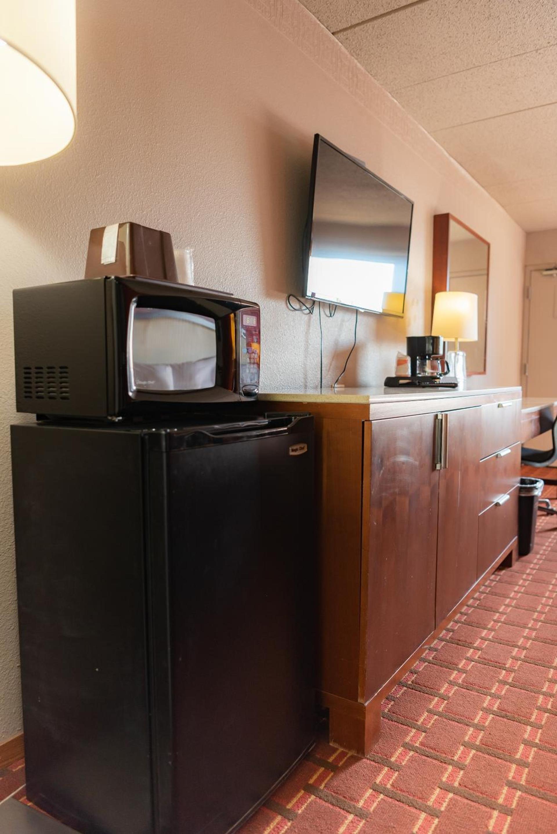 Spencer Inn & Suites photo 42