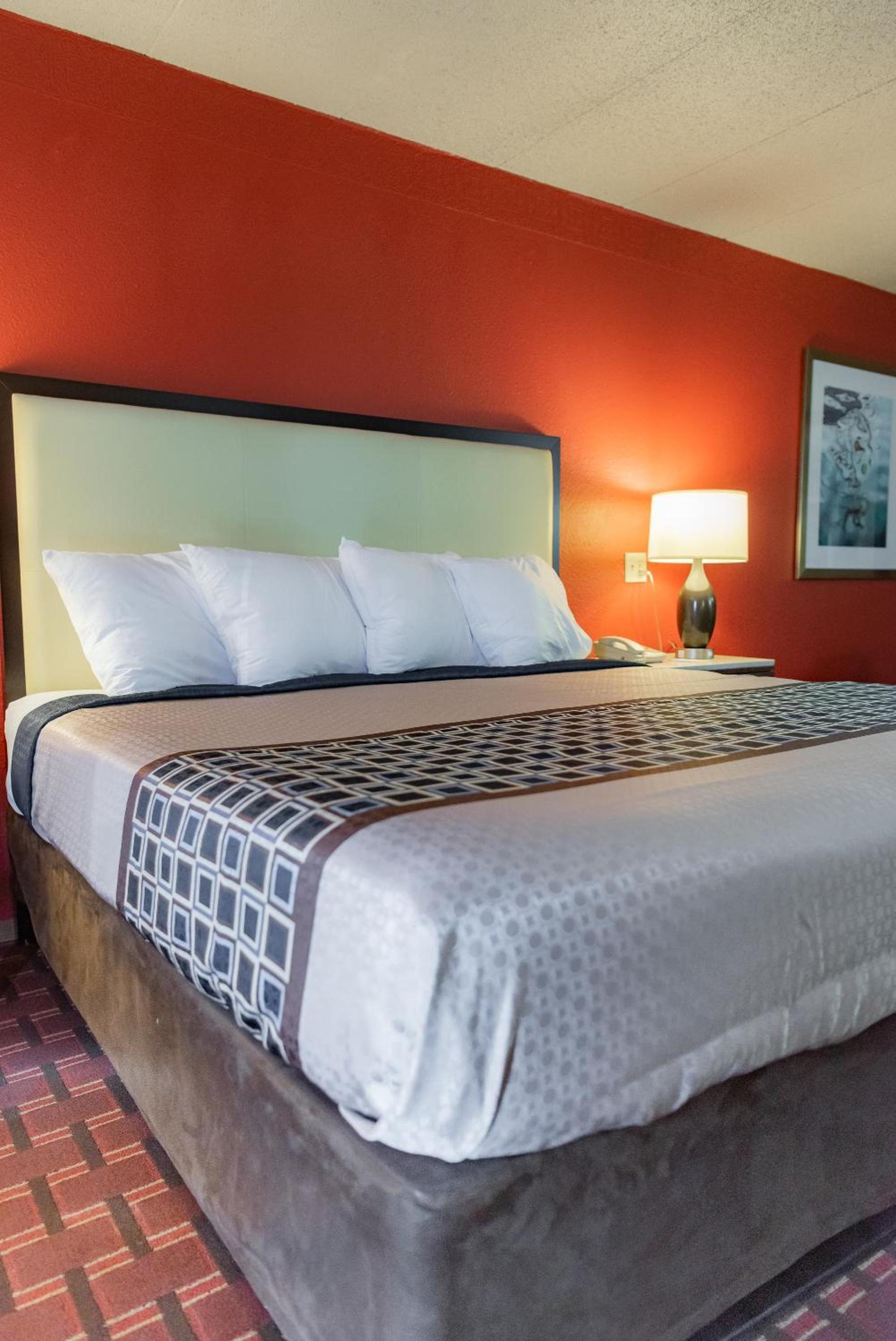 Spencer Inn & Suites photo 25