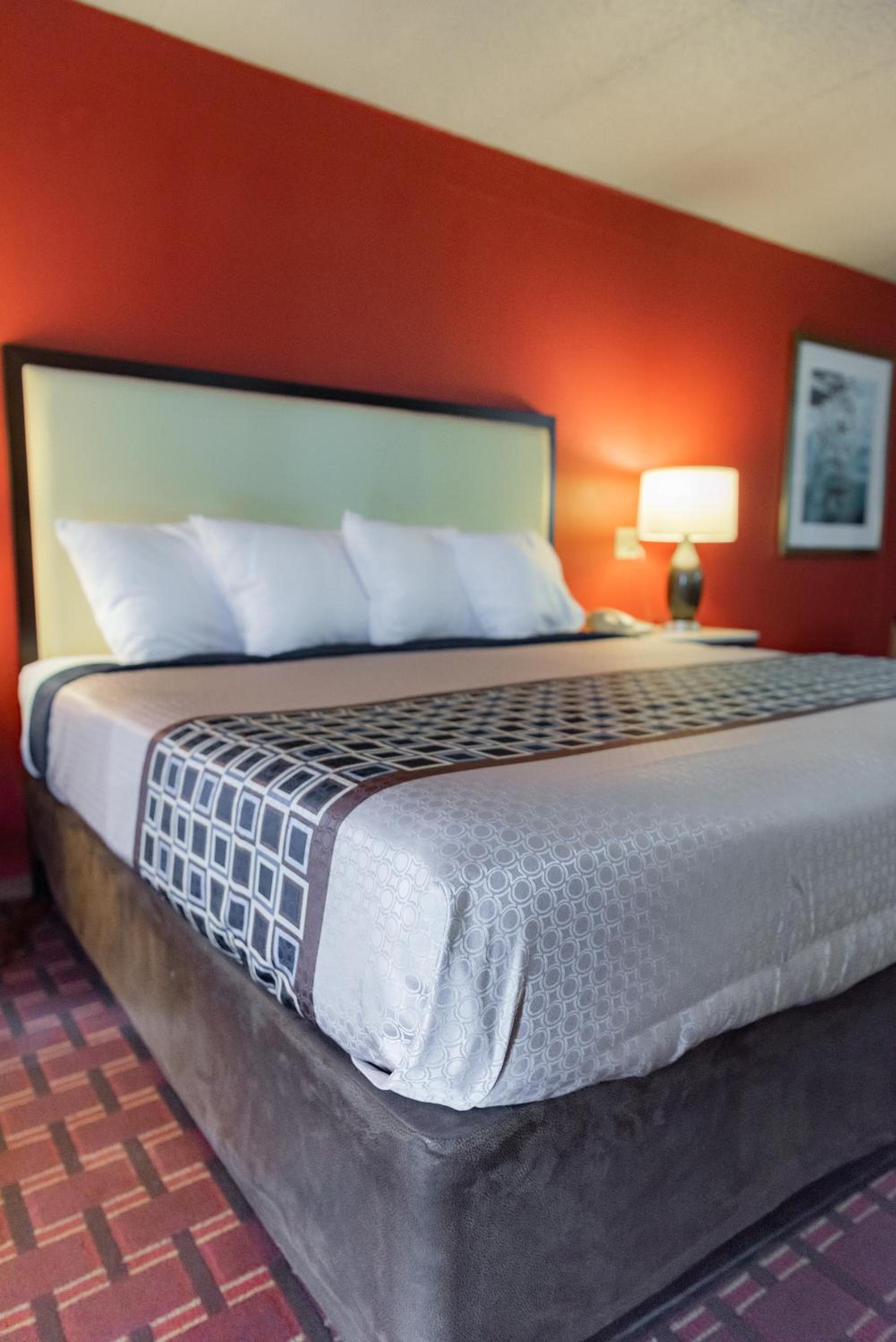Spencer Inn & Suites photo 21
