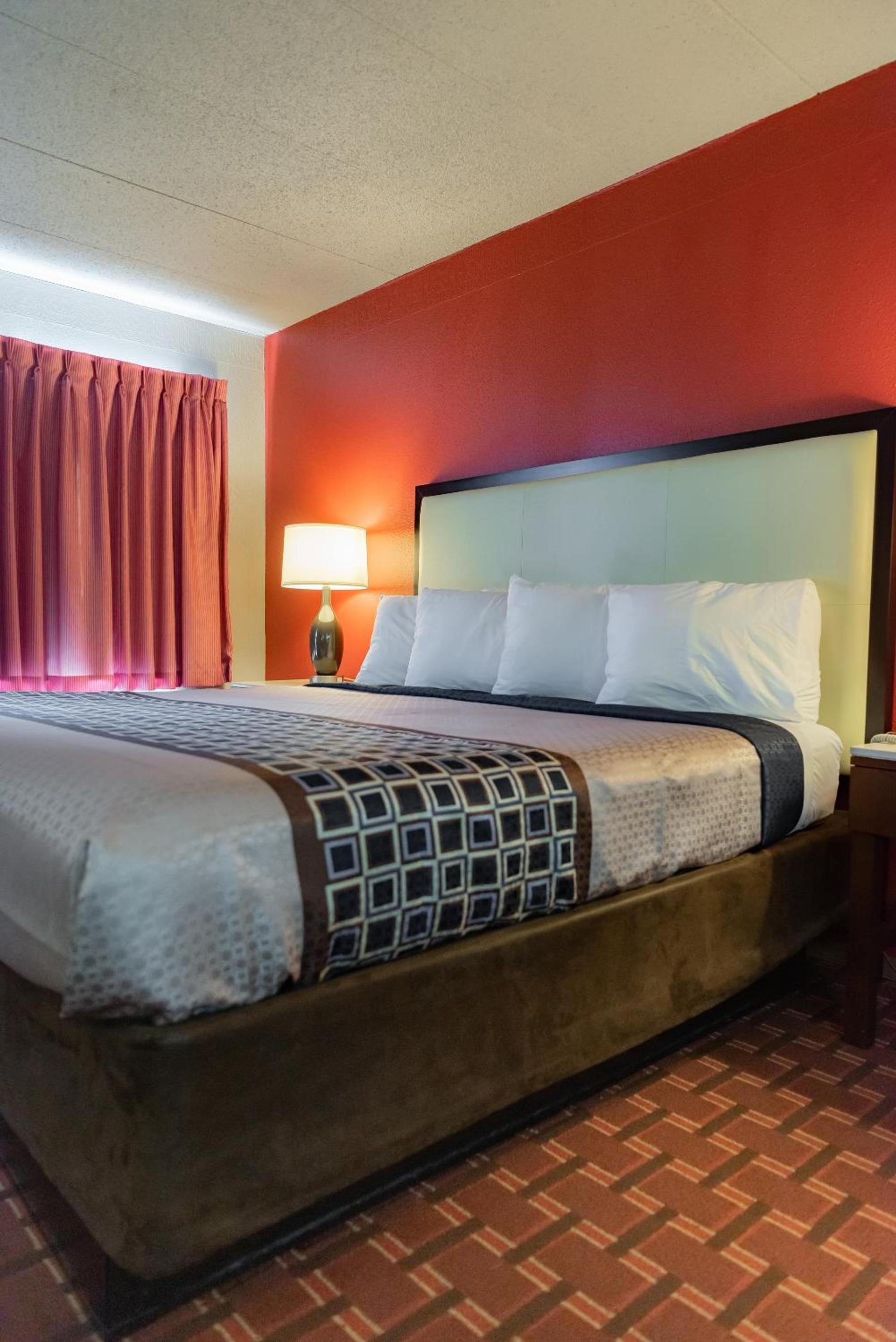 Spencer Inn & Suites photo 38