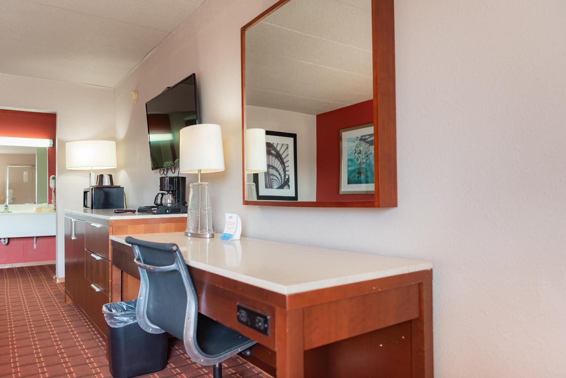 Spencer Inn & Suites photo 33