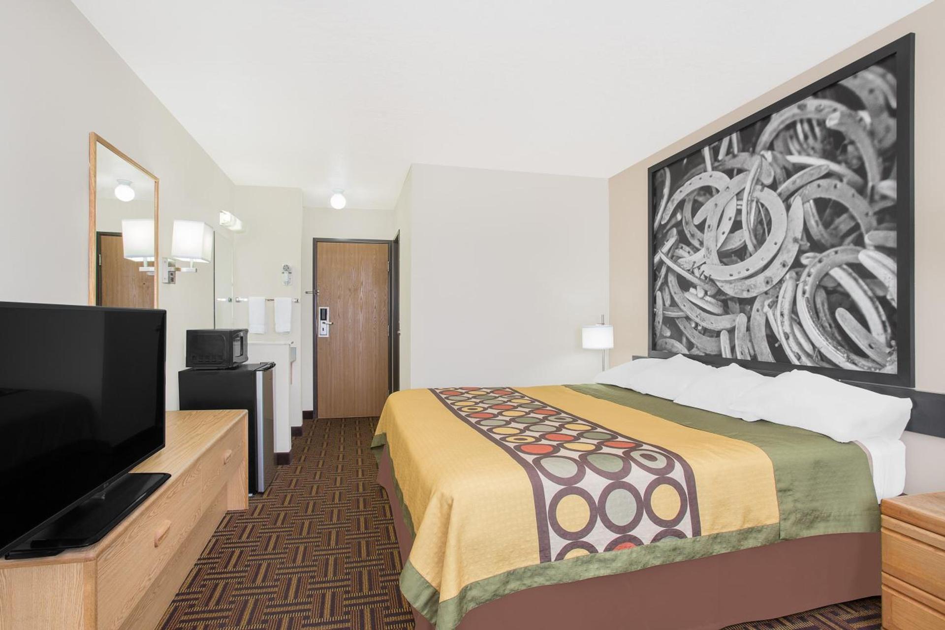 Super 8 by Wyndham Bloomfield photo 21
