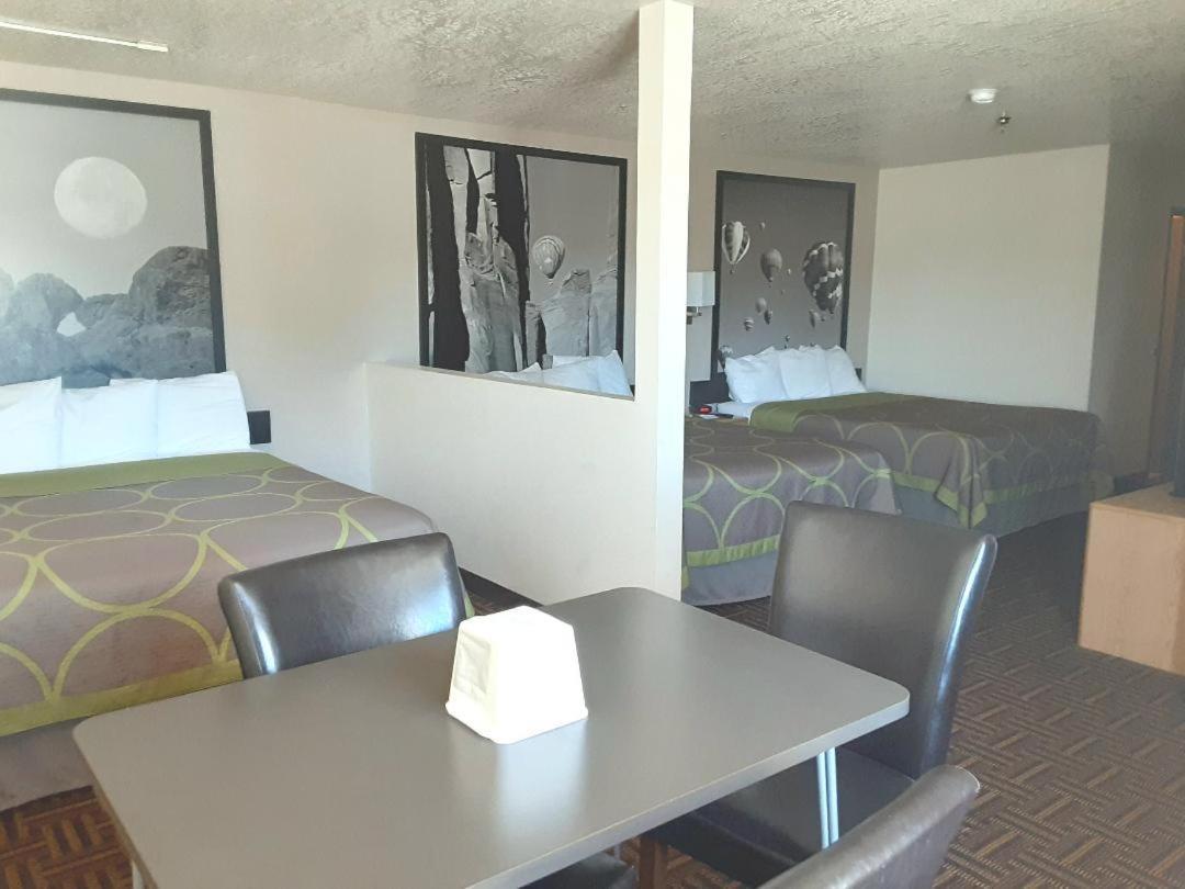 Super 8 by Wyndham Bloomfield photo 23