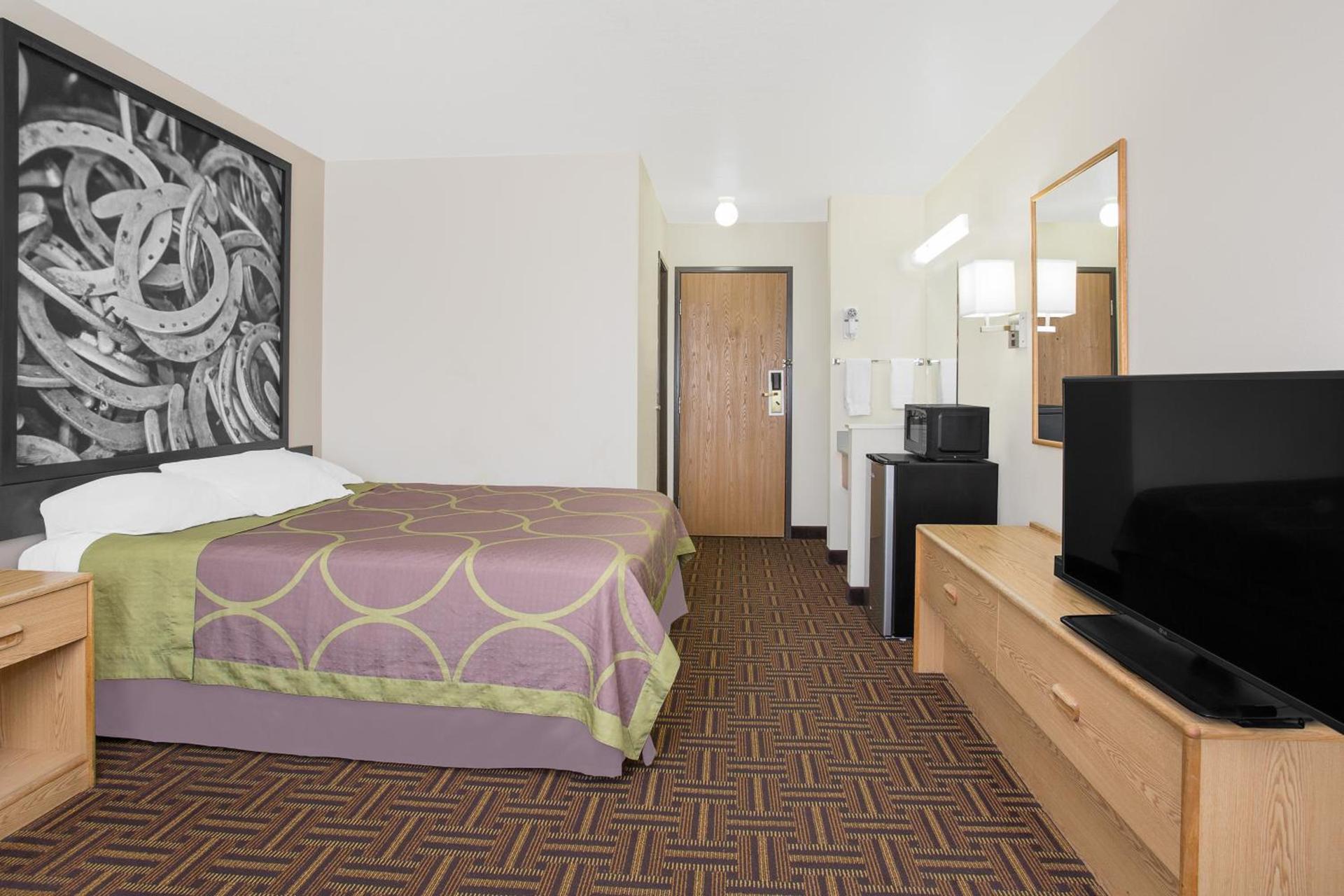 Super 8 by Wyndham Bloomfield photo 26