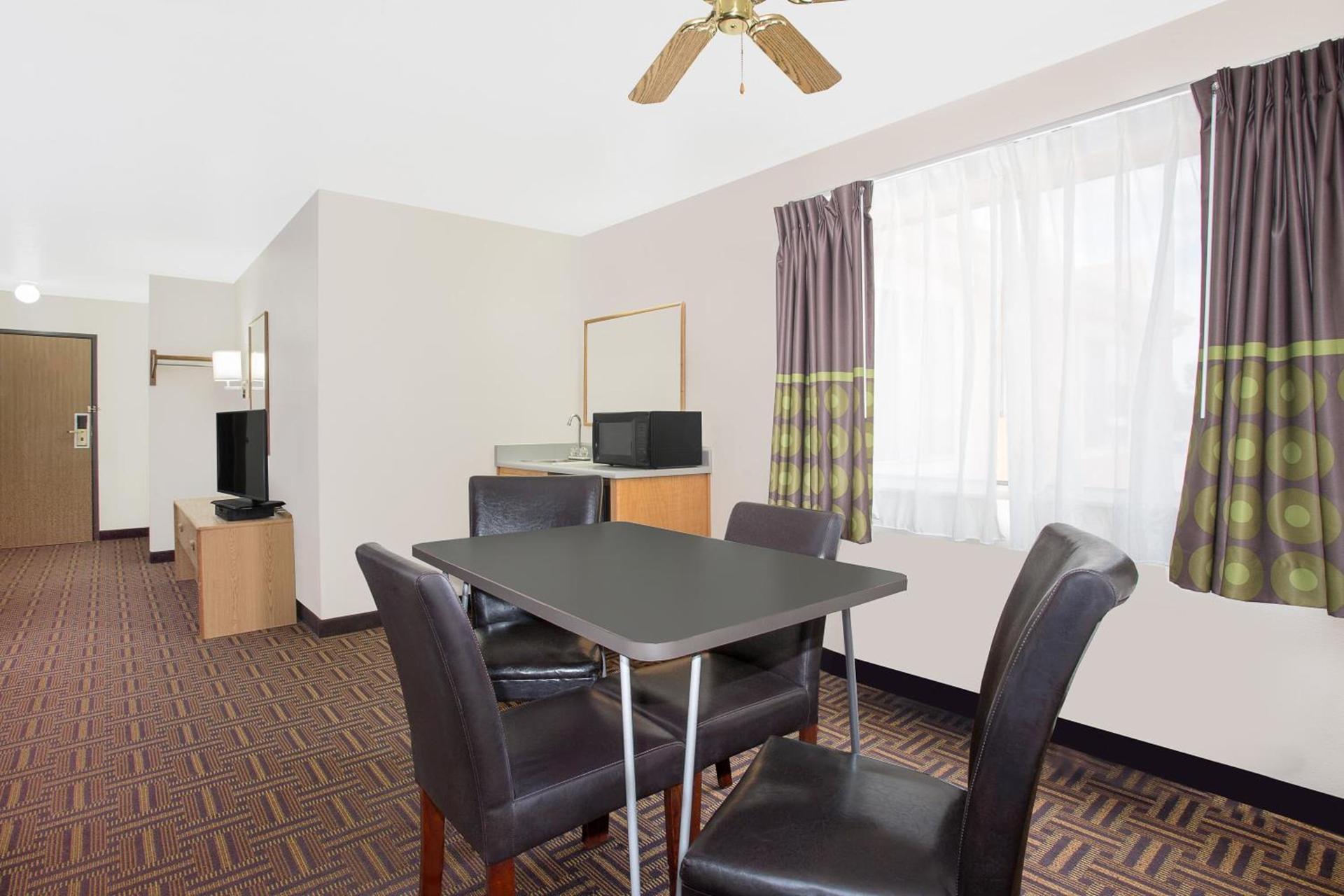 Super 8 by Wyndham Bloomfield photo 18