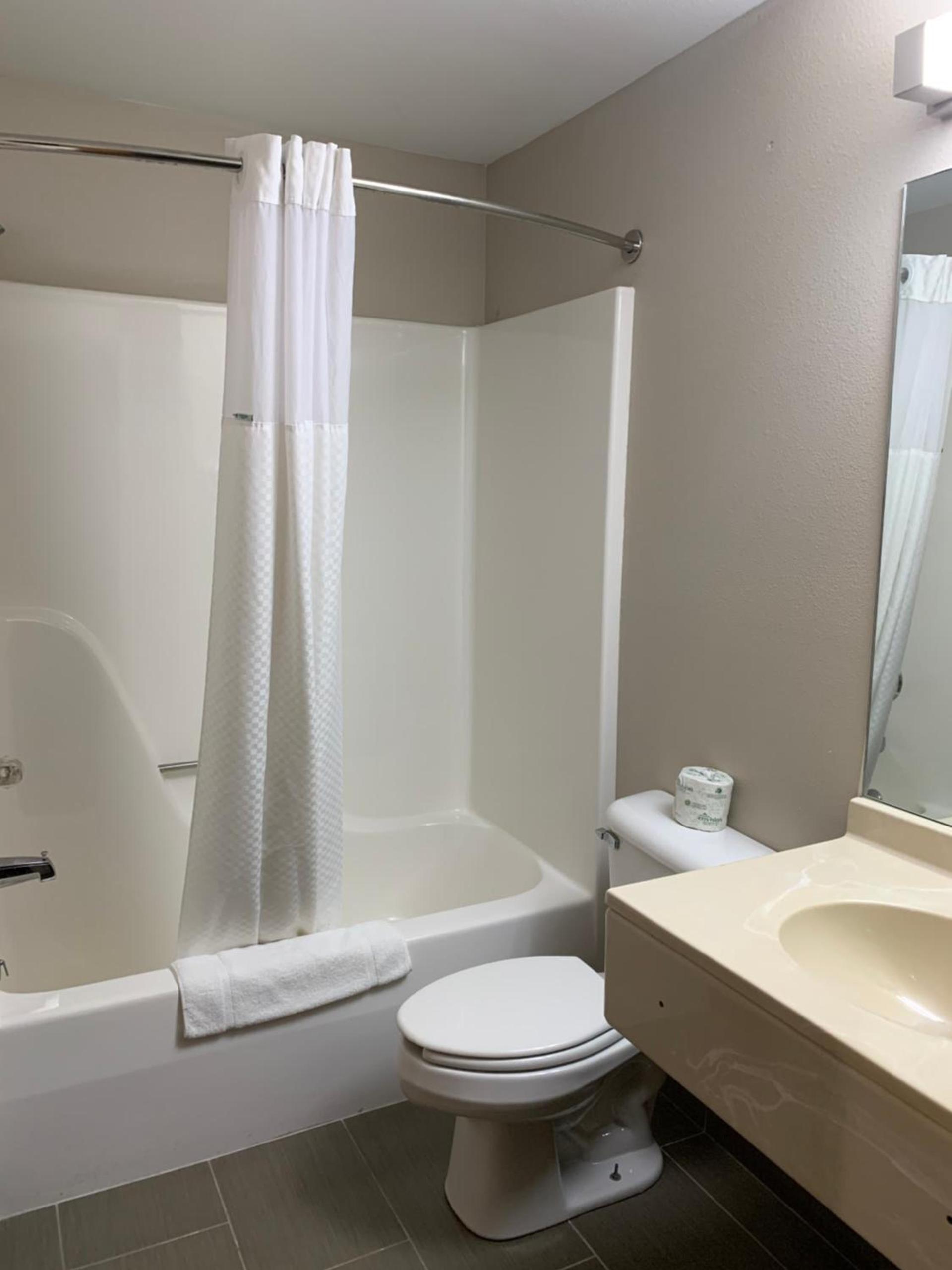 Microtel Inn & Suites by Wyndham Fond Du Lac photo 13
