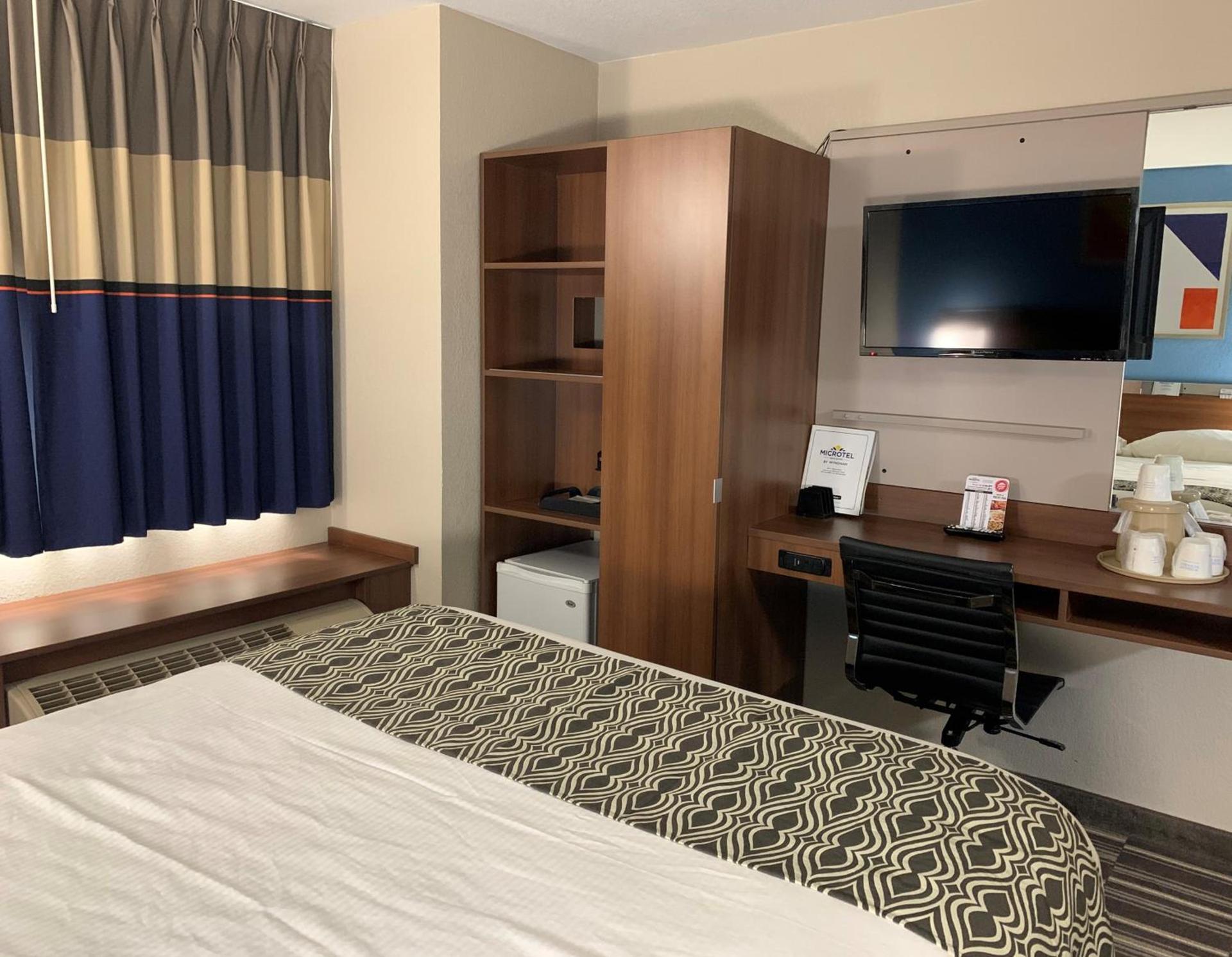 Microtel Inn & Suites by Wyndham Fond Du Lac photo 9