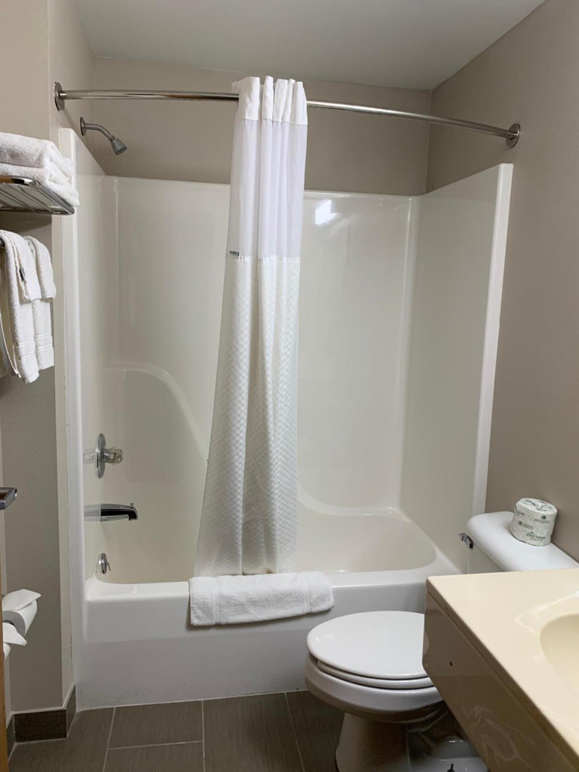 Microtel Inn & Suites by Wyndham Fond Du Lac photo 5