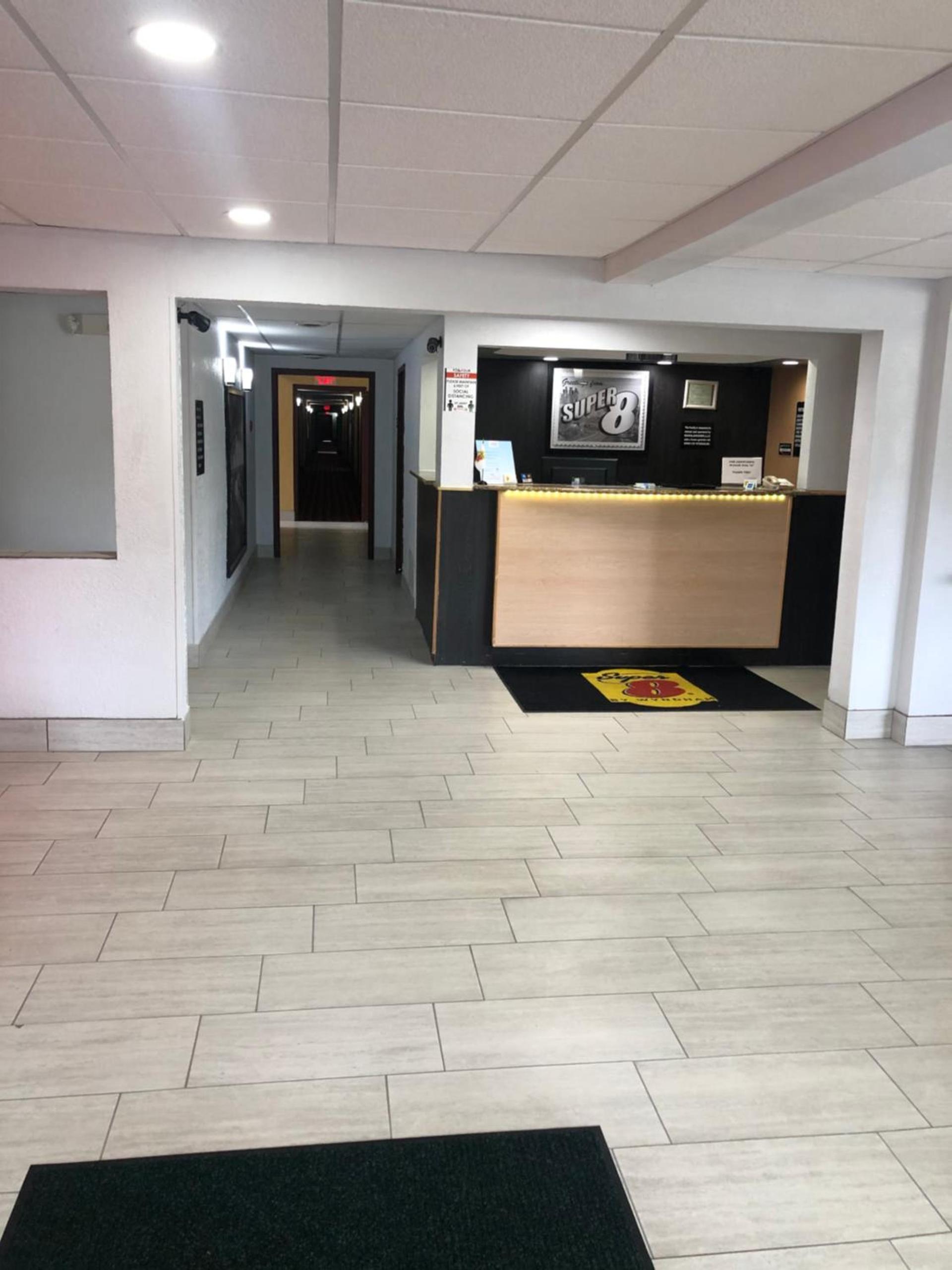Super 8 by Wyndham Plover Stevens Point Area photo 18