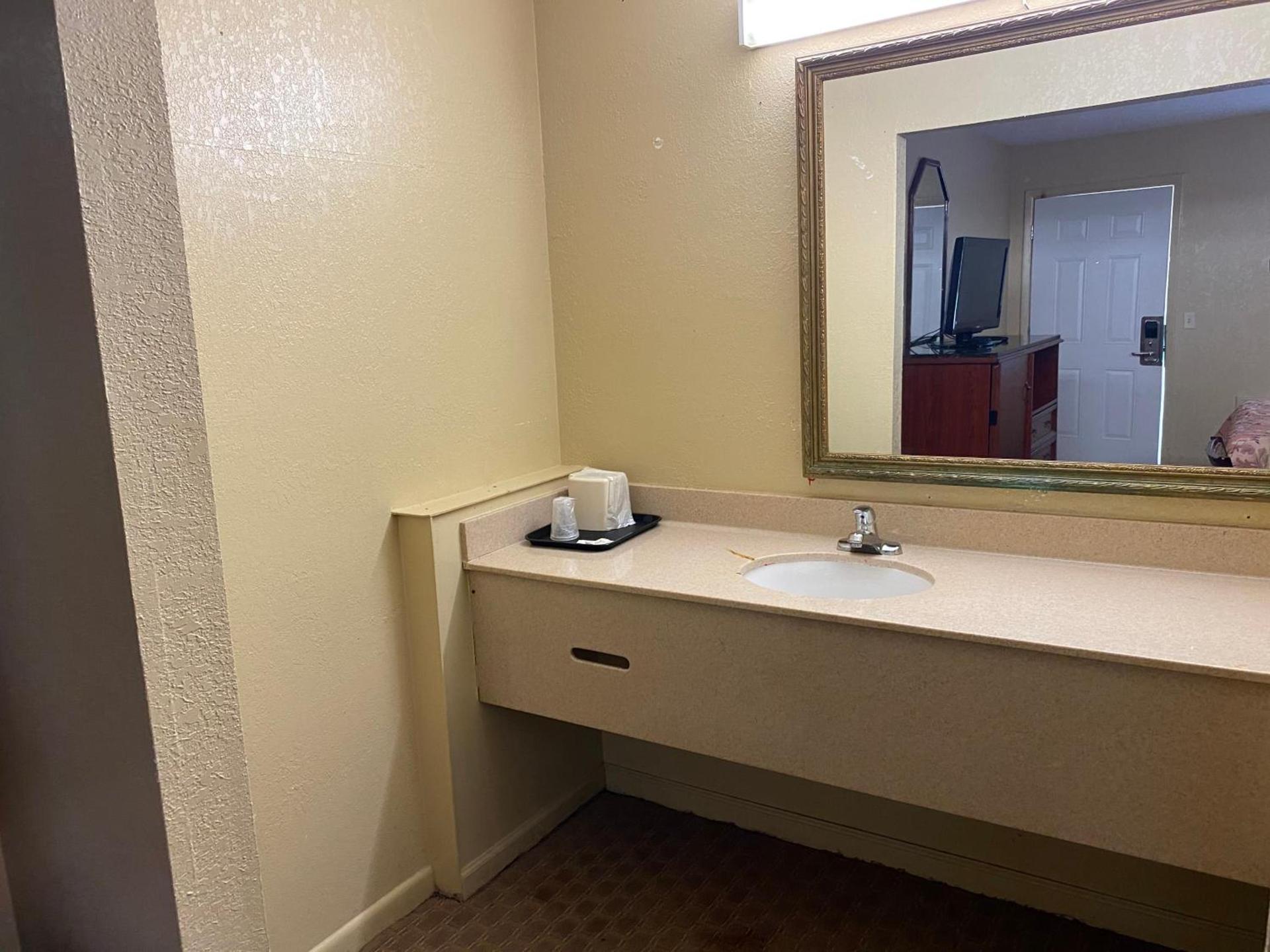 Budget Inn photo 32