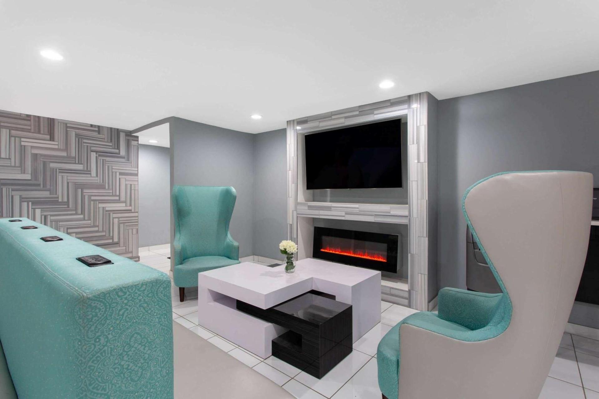 Clarion Pointe photo 25