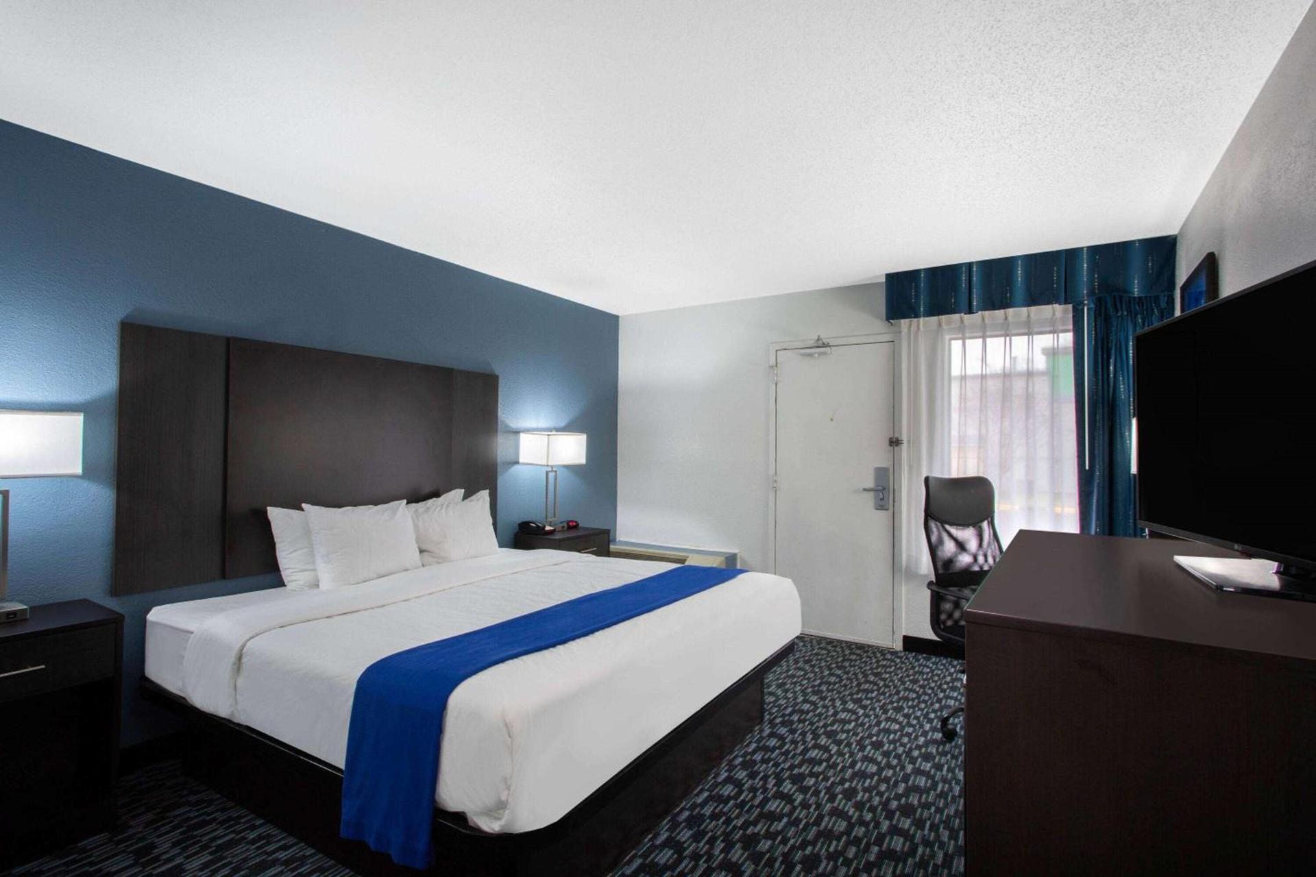 Clarion Pointe photo 9