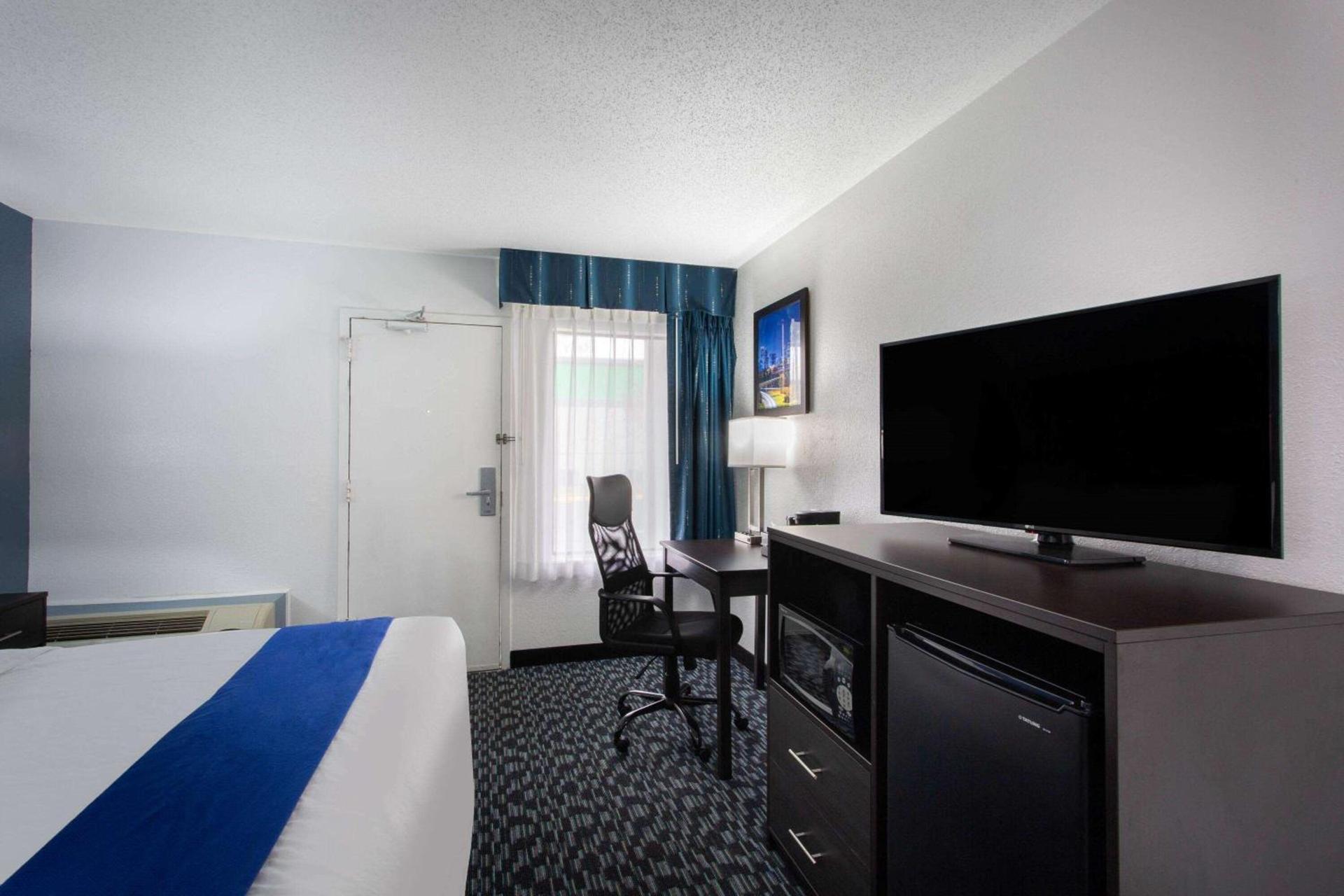 Clarion Pointe photo 19