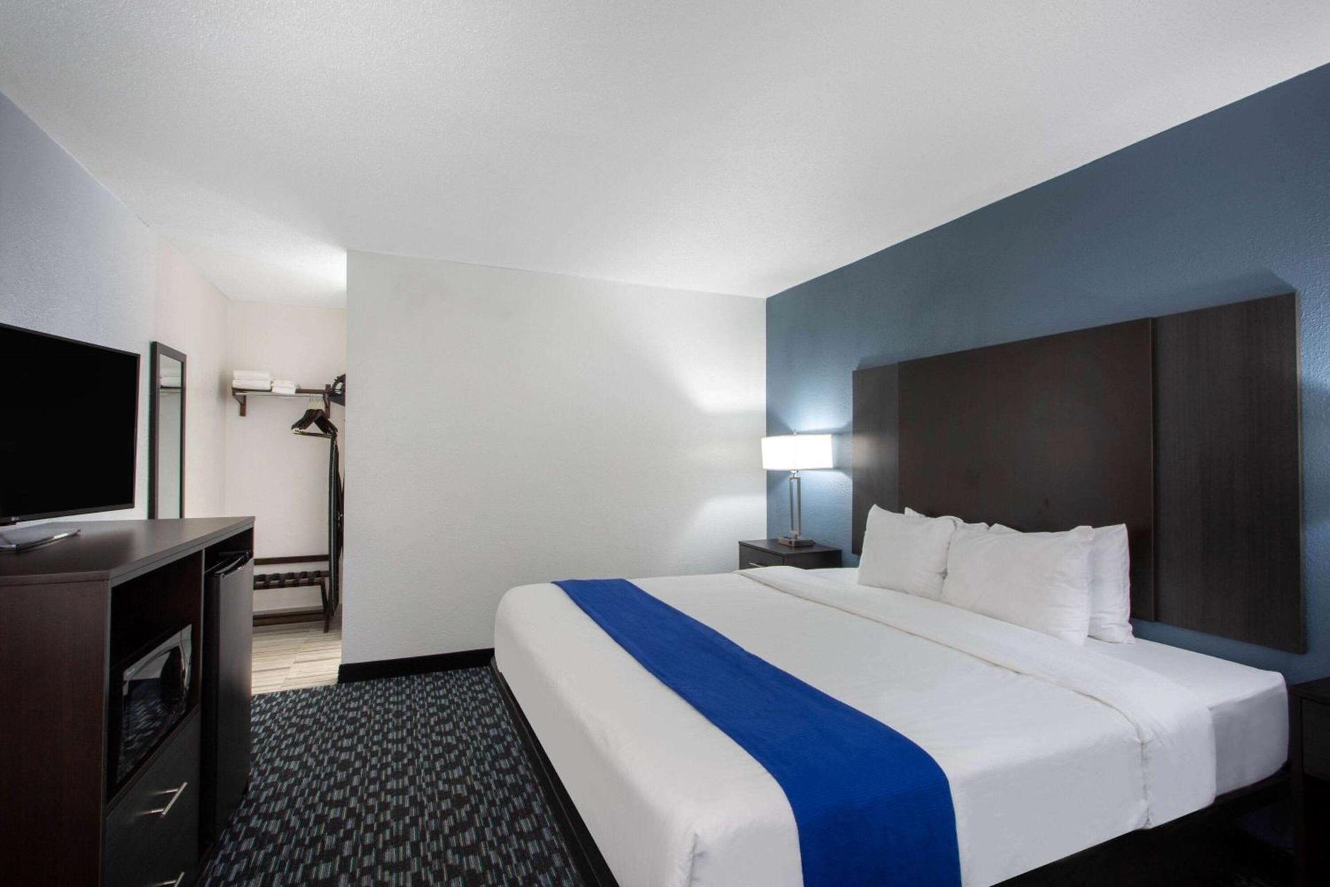 Clarion Pointe photo 10