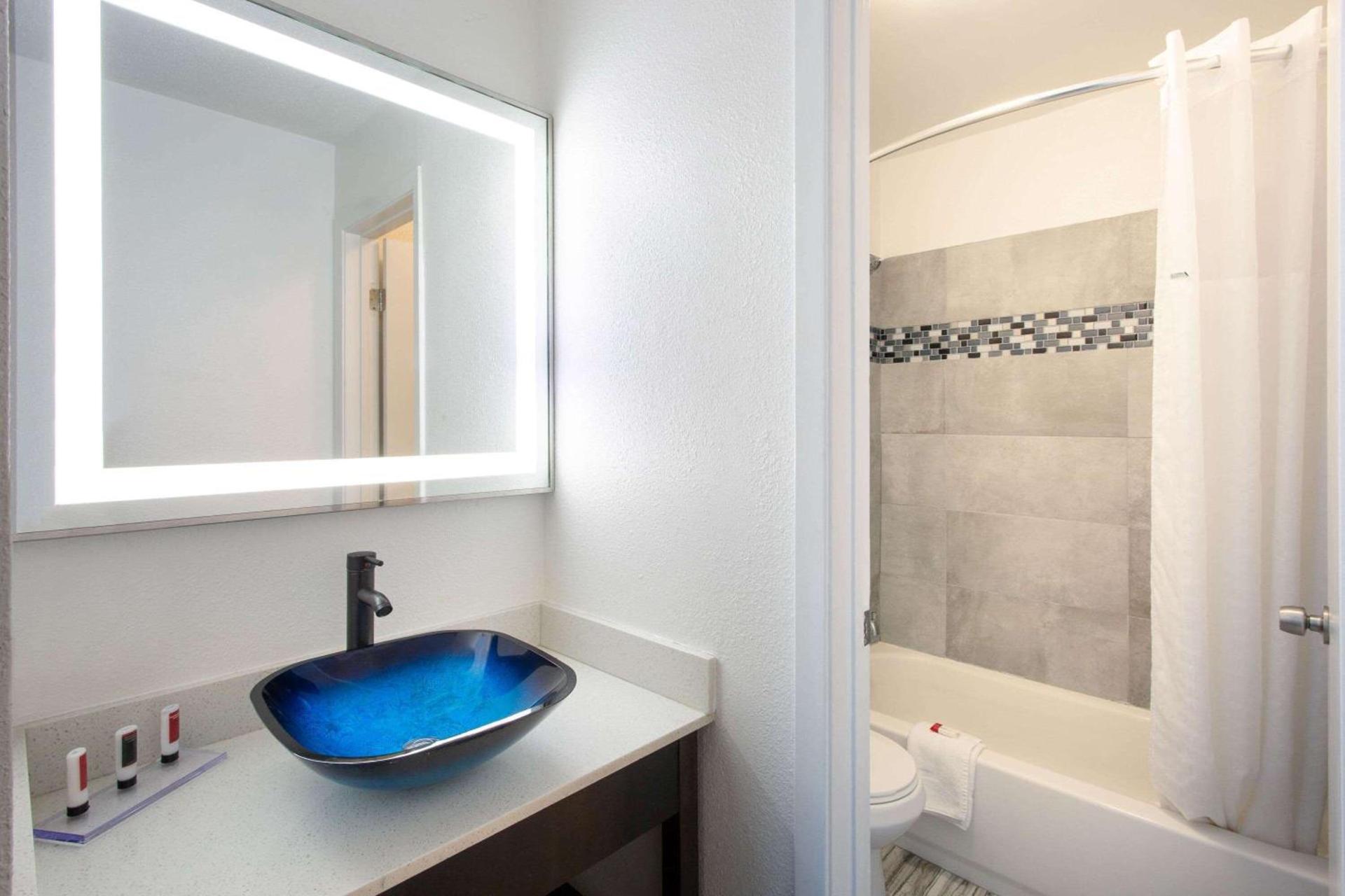 Clarion Pointe photo 38