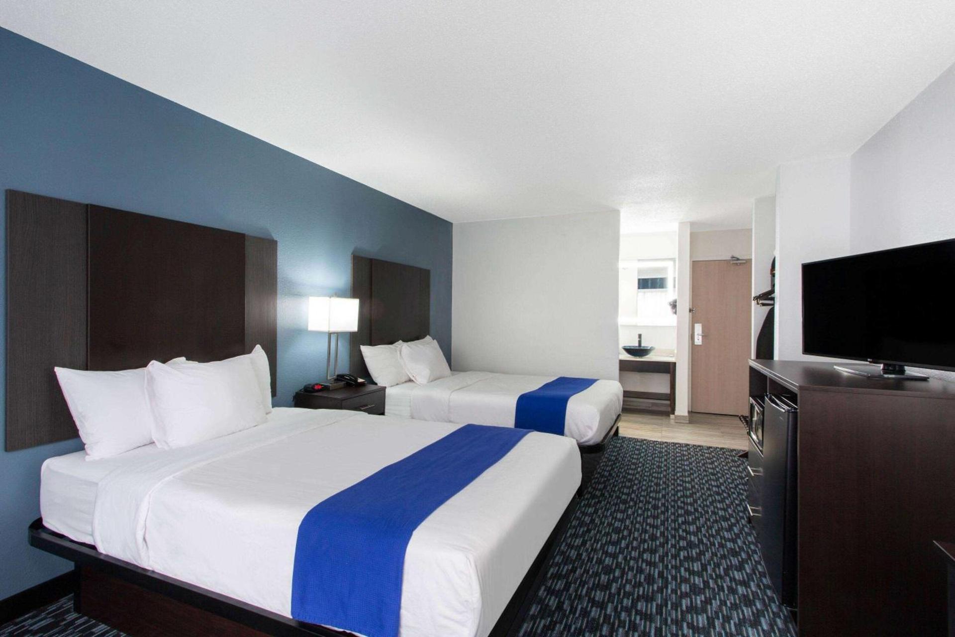 Clarion Pointe photo 15