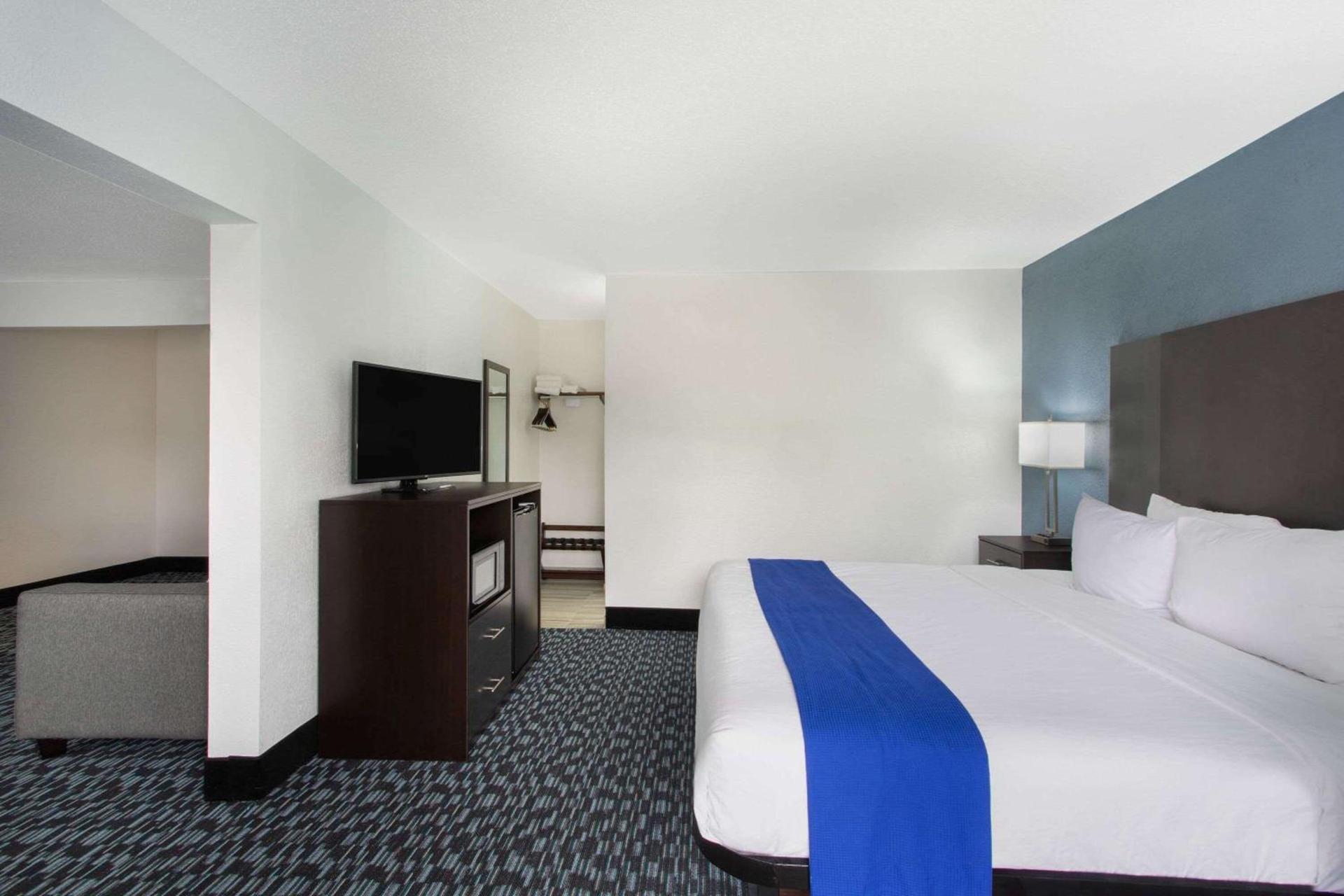 Clarion Pointe photo 26