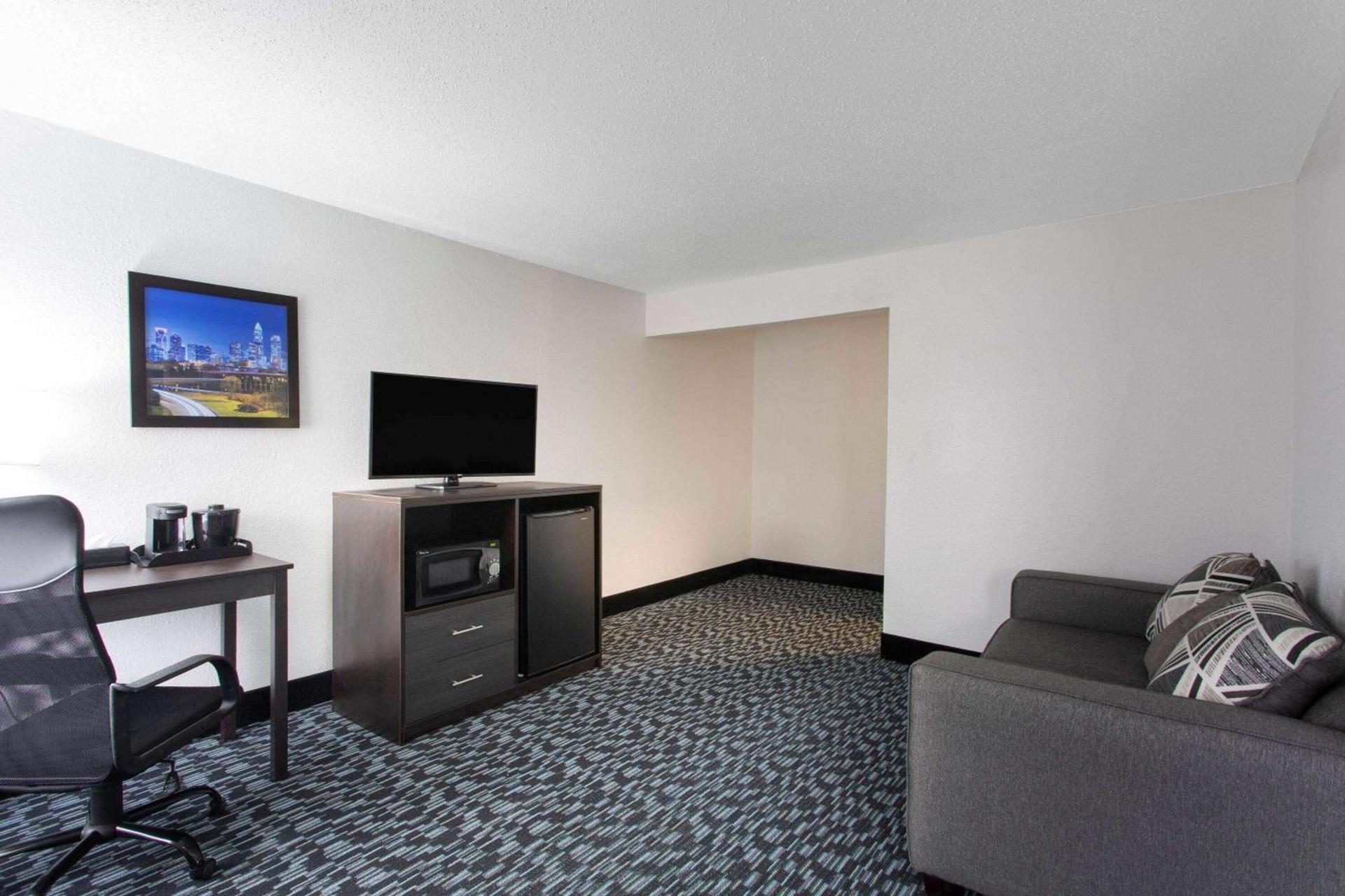 Clarion Pointe photo 13