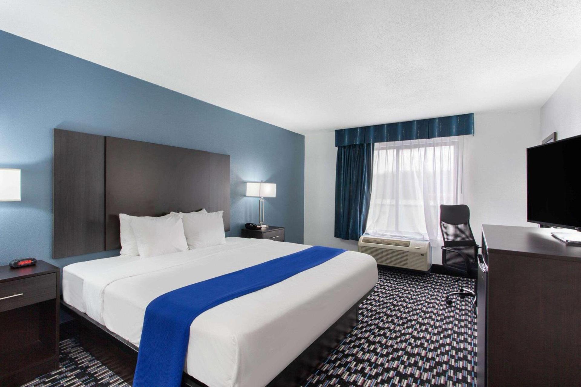 Clarion Pointe photo 11