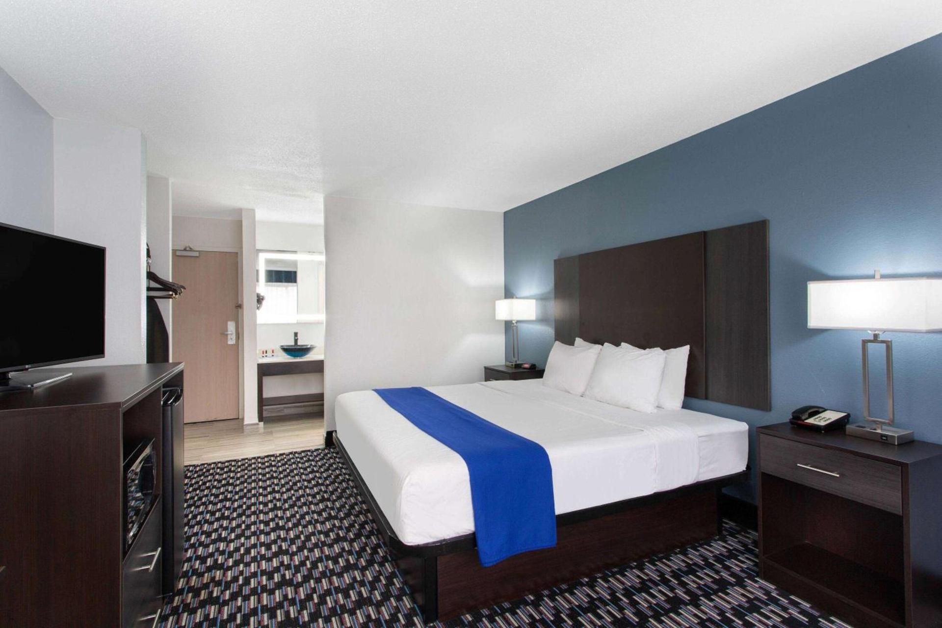 Clarion Pointe photo 32
