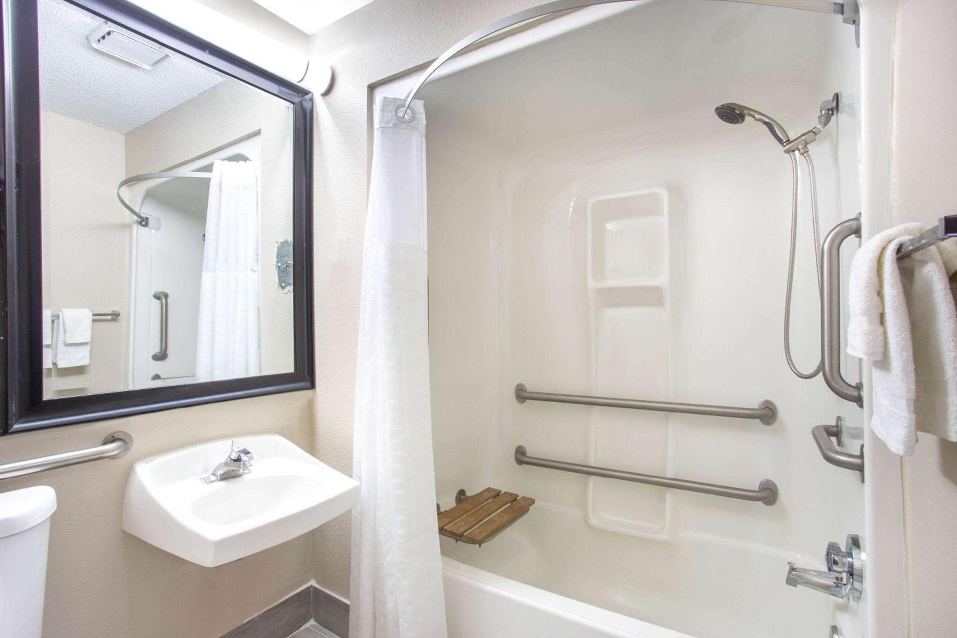 Baymont by Wyndham Joliet photo 10