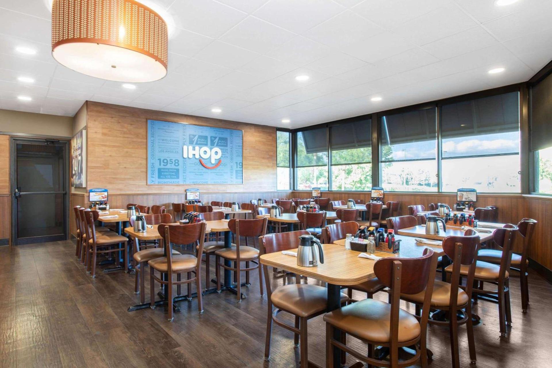 Days Inn by Wyndham Orlando Conv. Center/International Dr photo 12