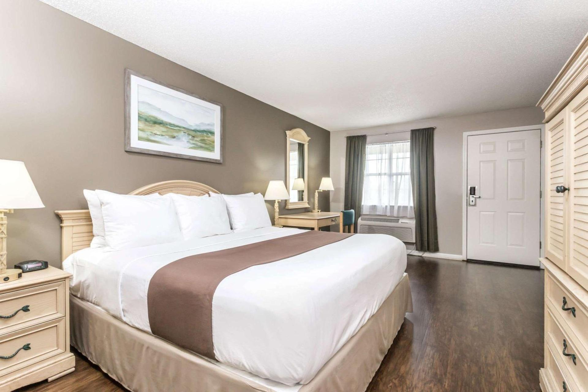 Super 8 by Wyndham Madison photo 8