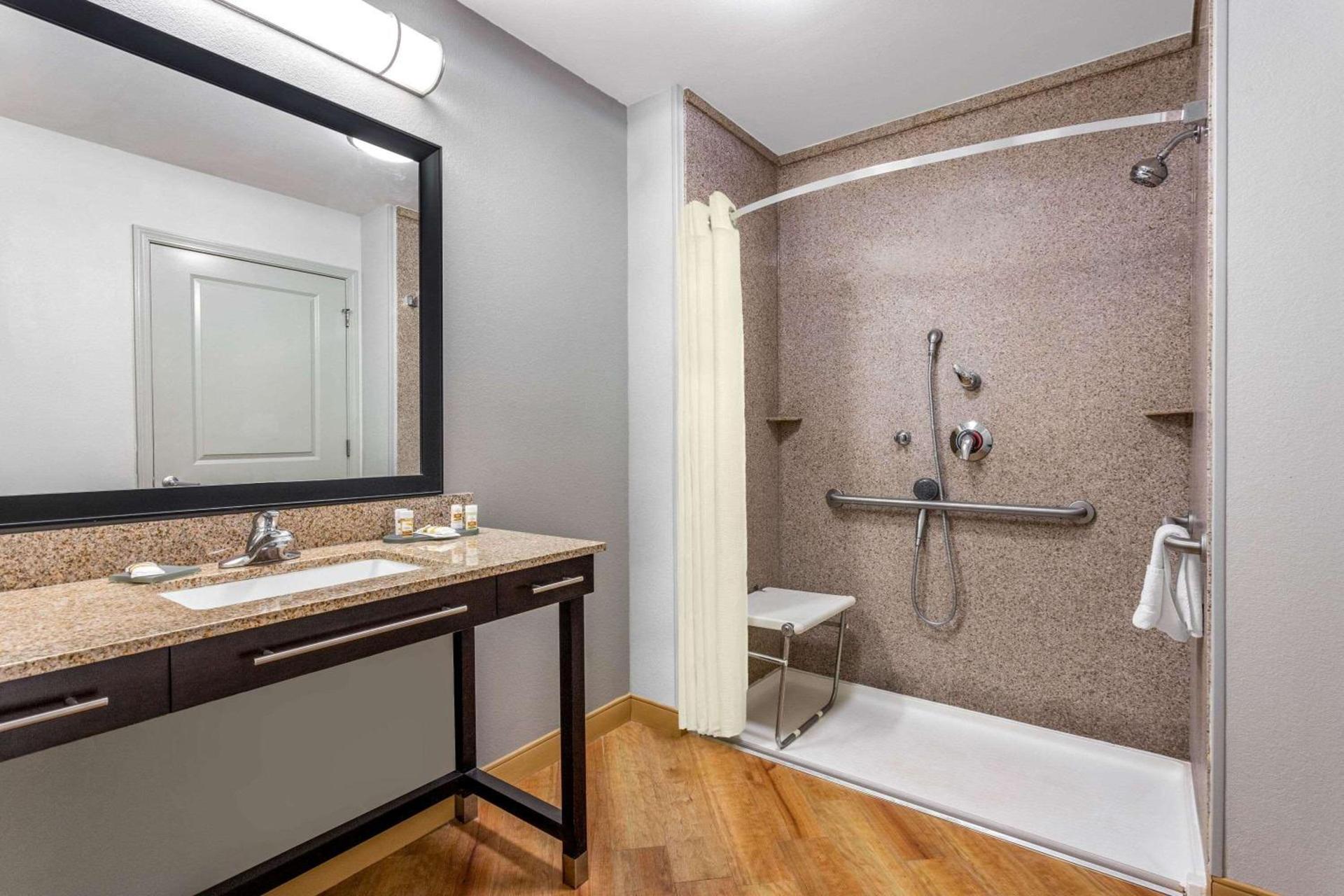 La Quinta by Wyndham Columbus - Edinburgh photo 23