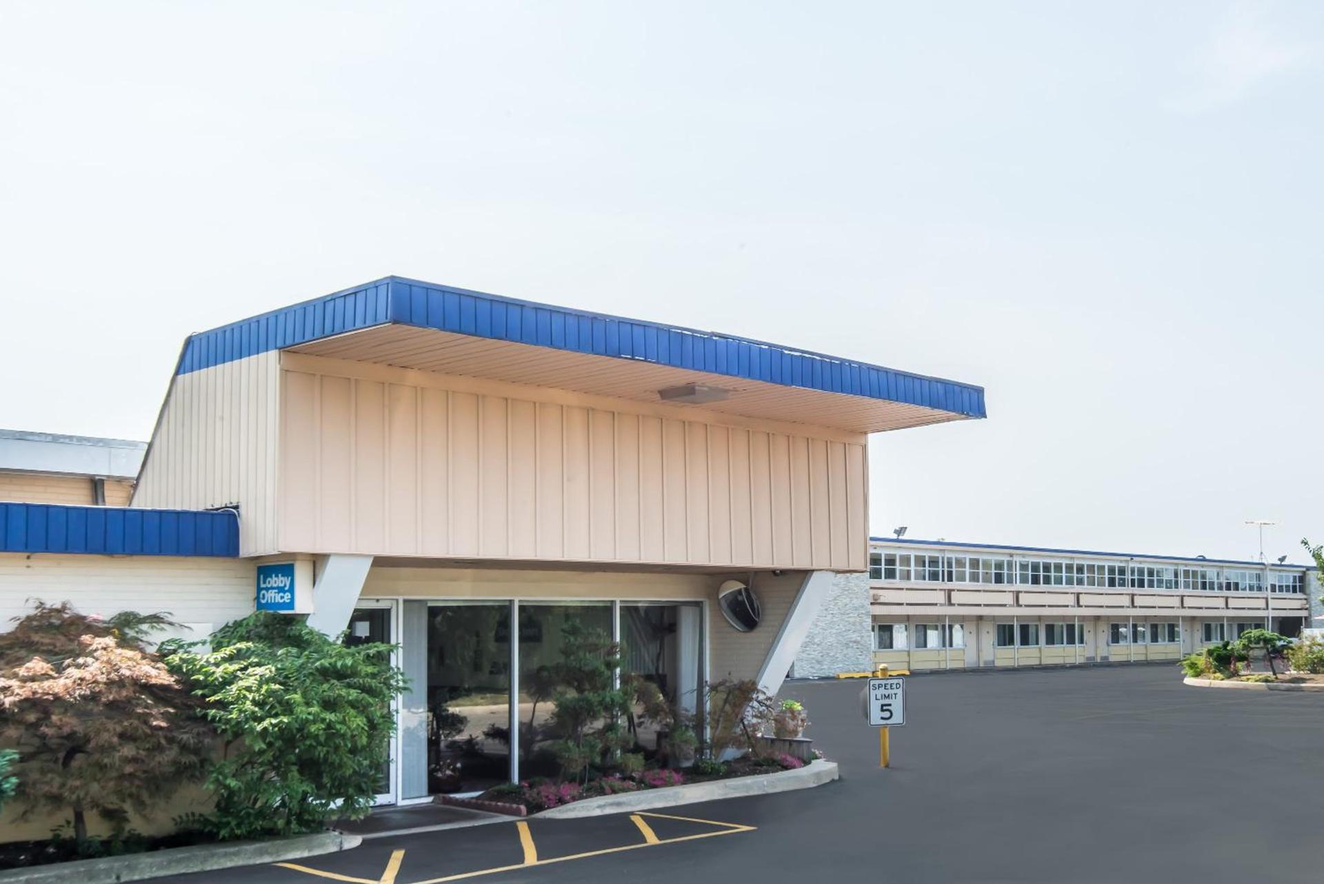 Days Inn by Wyndham Hicksville Long Island photo 17
