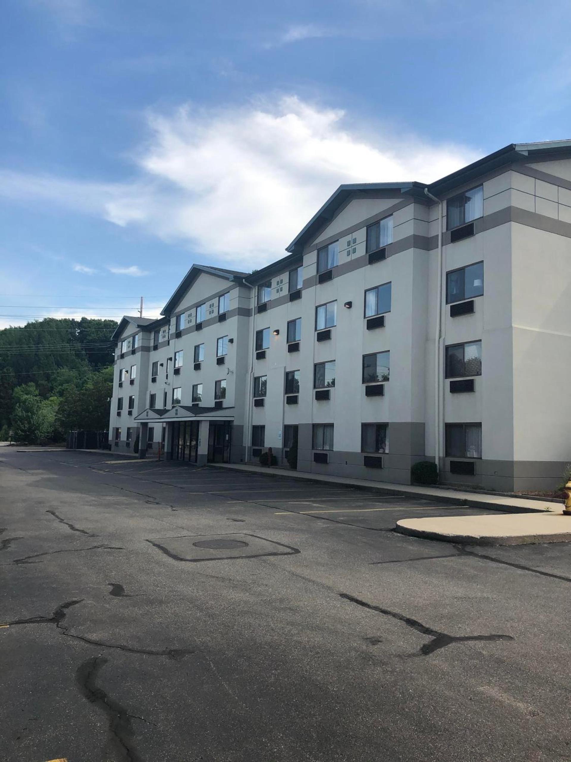 Super 8 by Wyndham Manchester Airport — hotel in Manchester