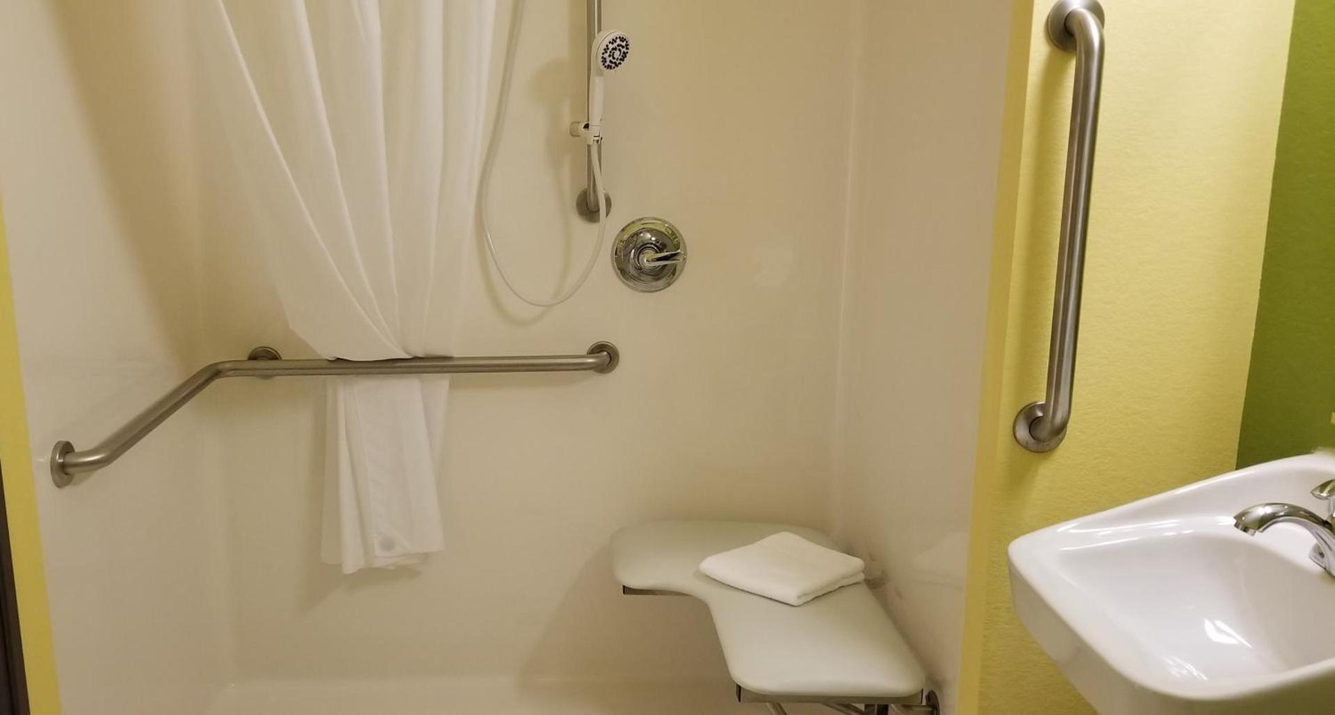 Microtel Inn & Suites by Wyndham Delphos photo 64