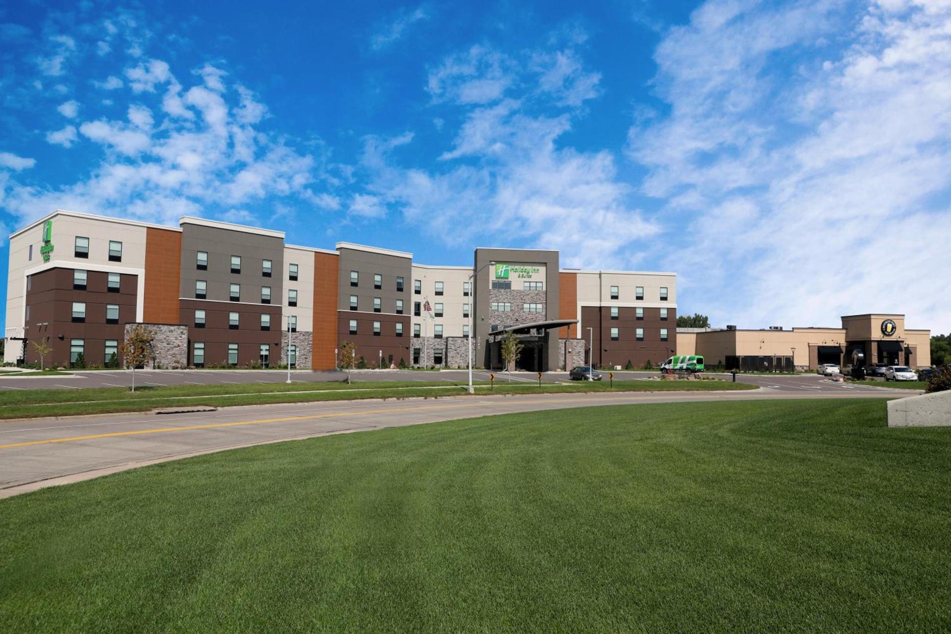 Holiday Inn & Suites Sioux Falls - Airport by IHG photo 1